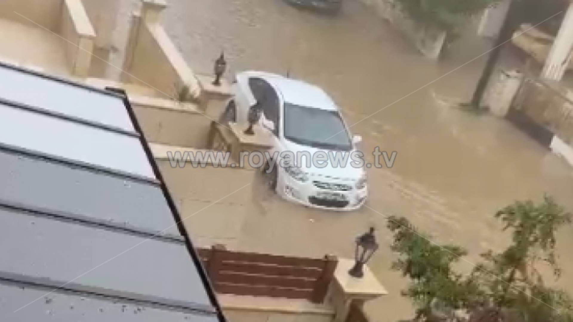 مركبة غارقة في أحد شوارع العاصمة عمان