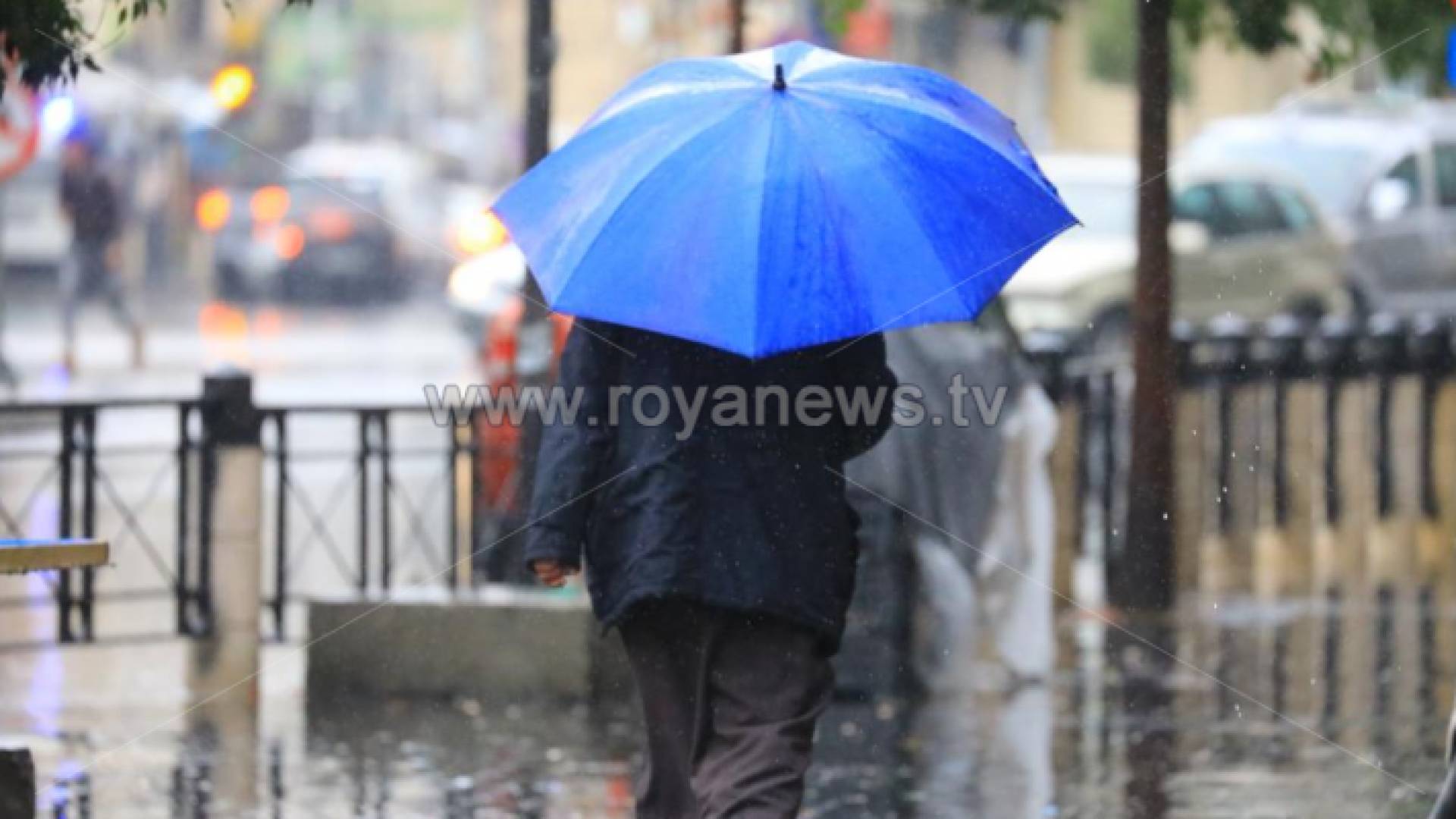 رجل يسير في أجواء ماطرة - ارشيفية