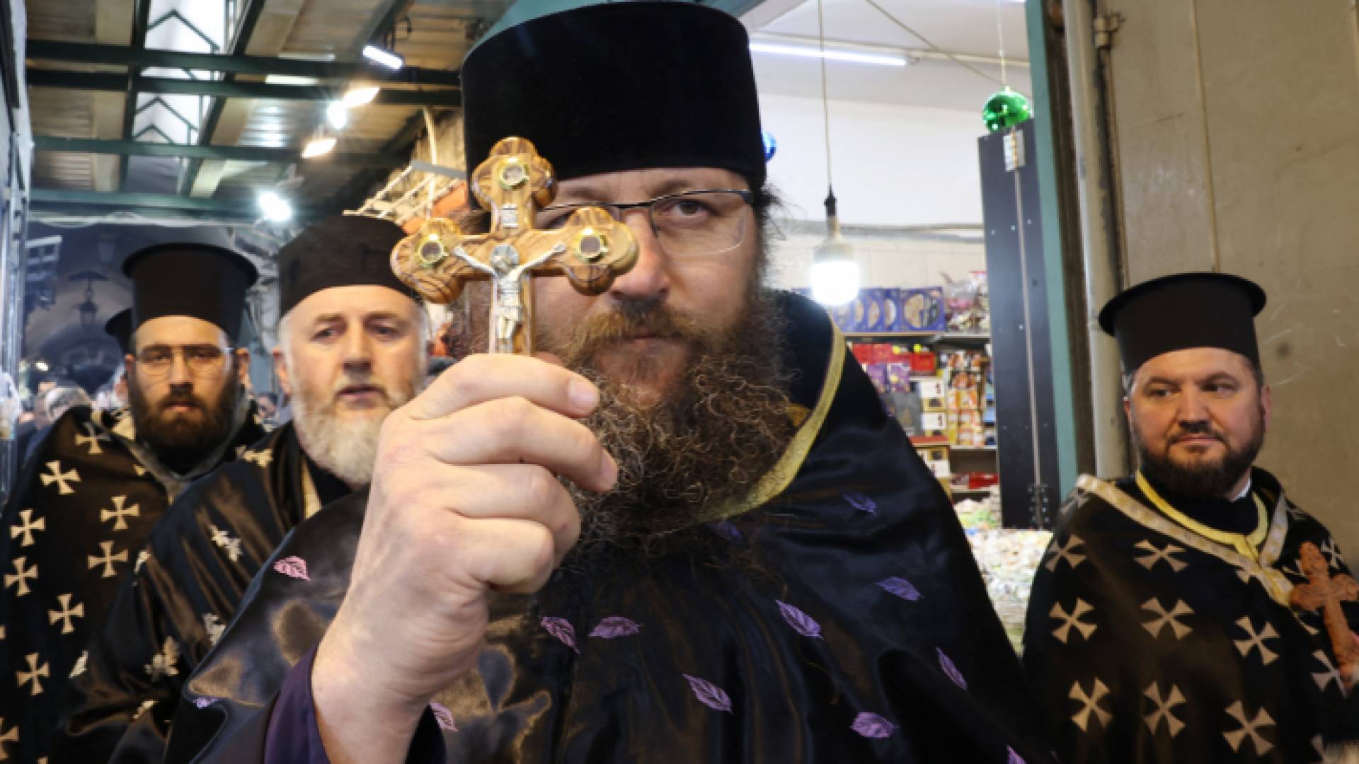 احتشاد عشرات آلاف المسيحيين لأداء صلوات الجمعة الحزينة في محيط كنيسة القيامة