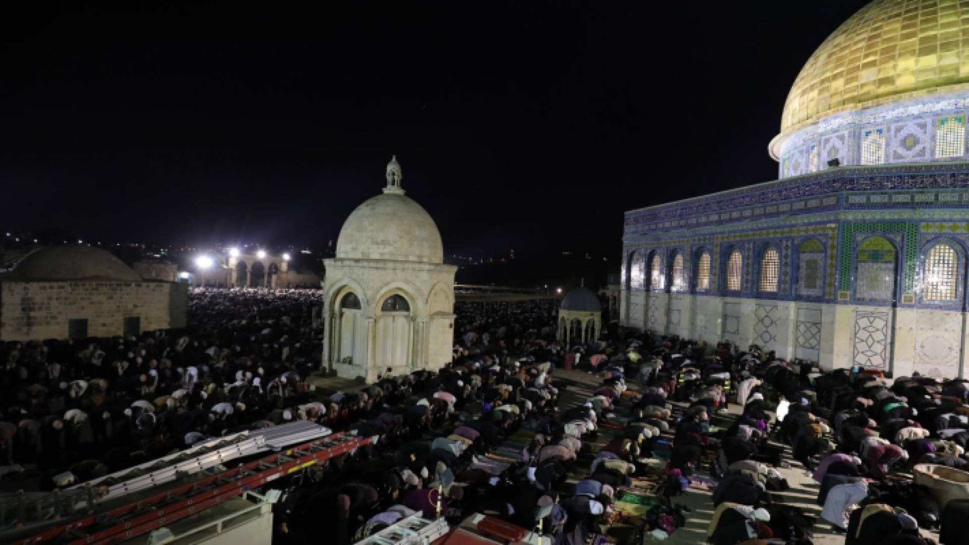 آلاف المصلين في المسجد الأقصى المبارك