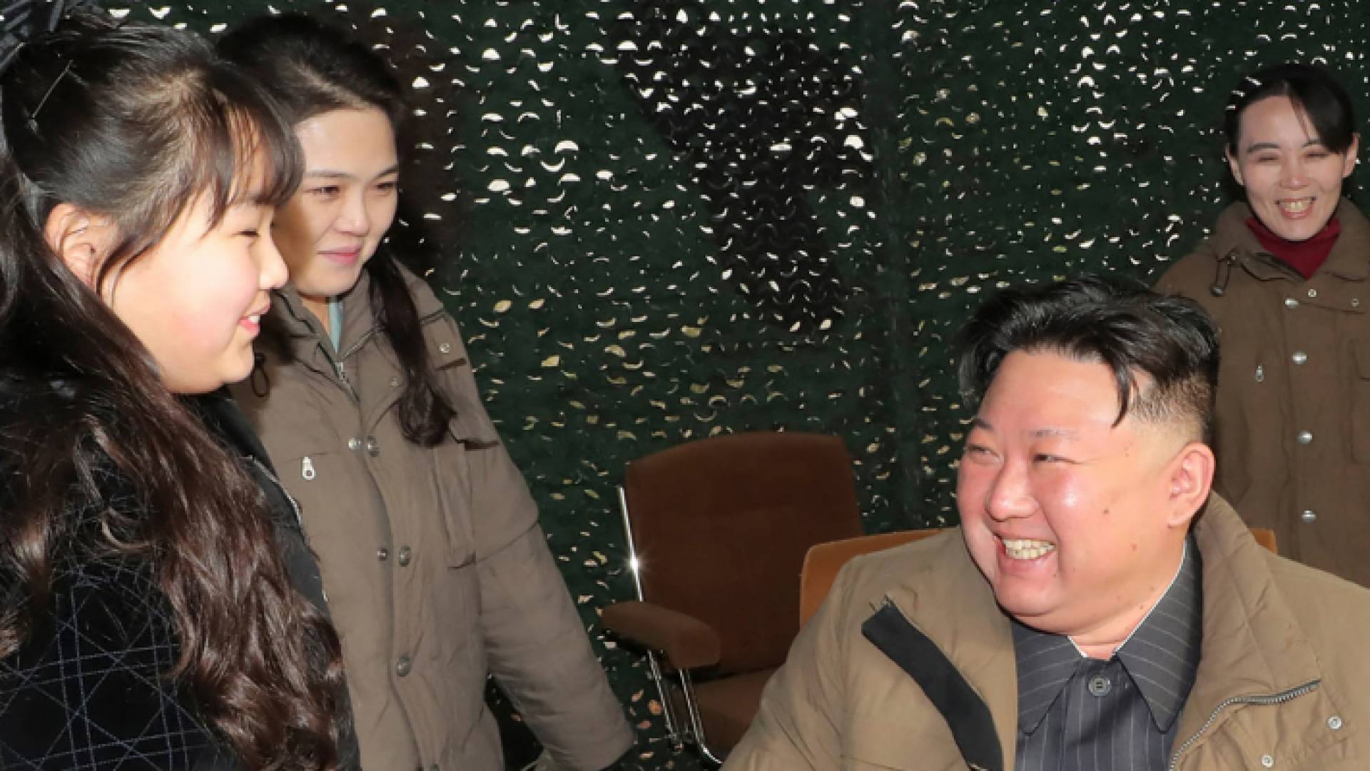 كيم مبتسما رفقة ابنته