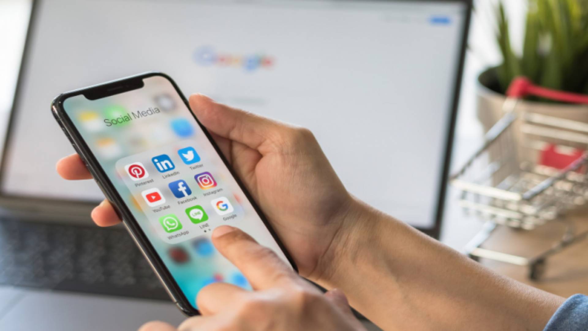 شخص يتابع مواقع تواصل اجتماعي