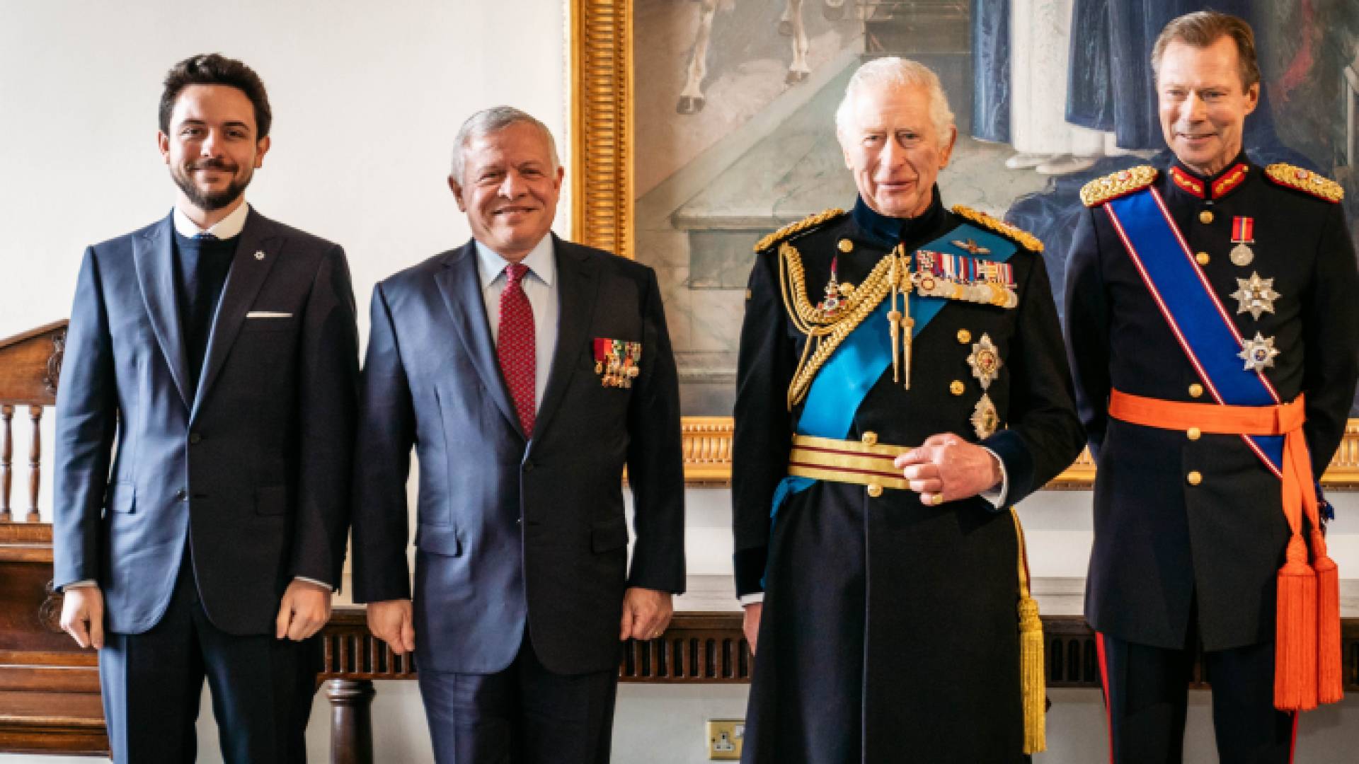 الملك إلى جانبه ملك بريطانيا تشارلز الثالث وولي العهد