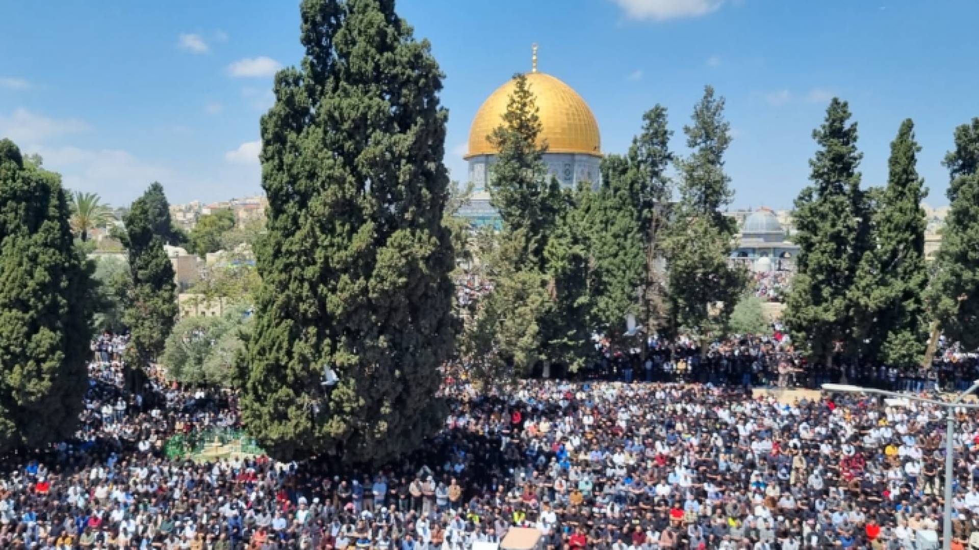 آلاف المصلين يؤدون صلاة الجمعة في المسجد الأقصى