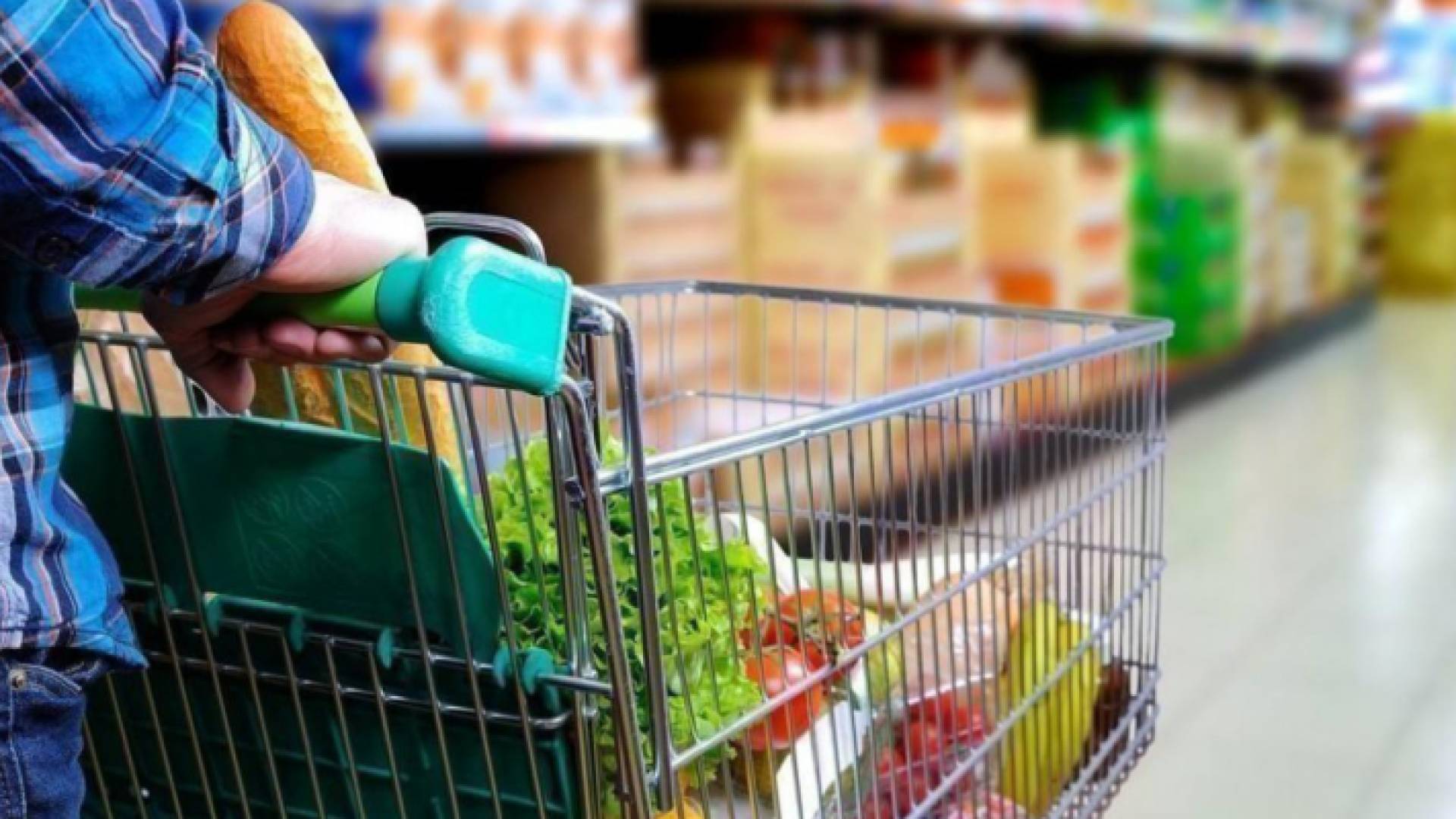 شخص يتسوق داخل مول تجاري "تعبيرية"