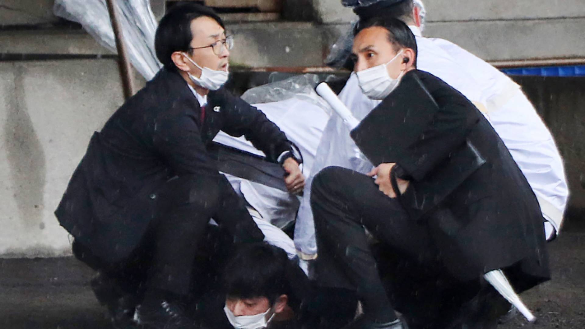 أثناء اعتقال شخص مشتبه به بإلقاء قنبلة