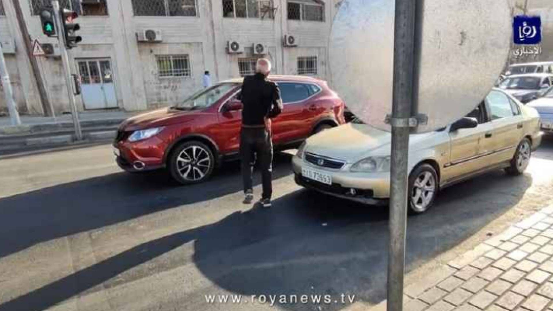 شخص يتسول في أحد شوارع العاصمة عمان