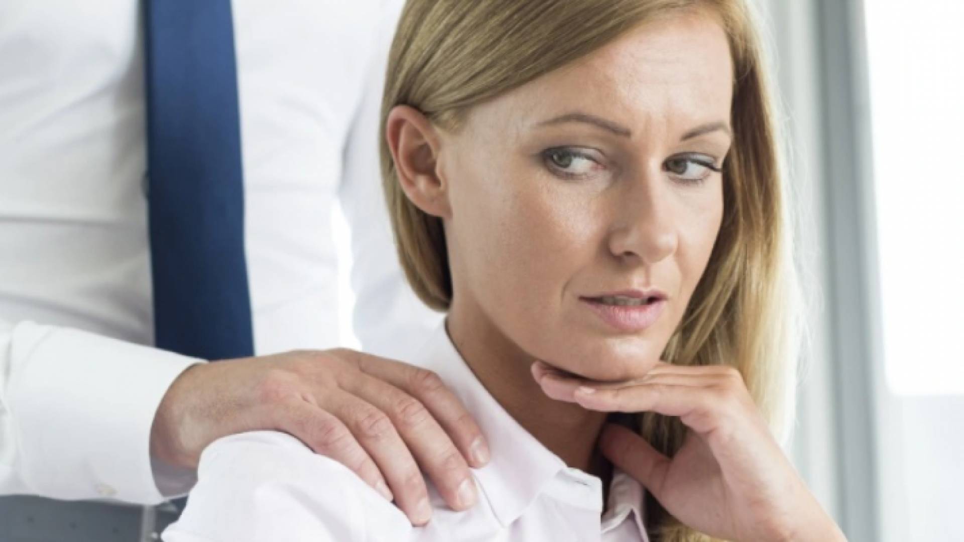 صورة تعبيرية لامرأة يتم التحرش بها