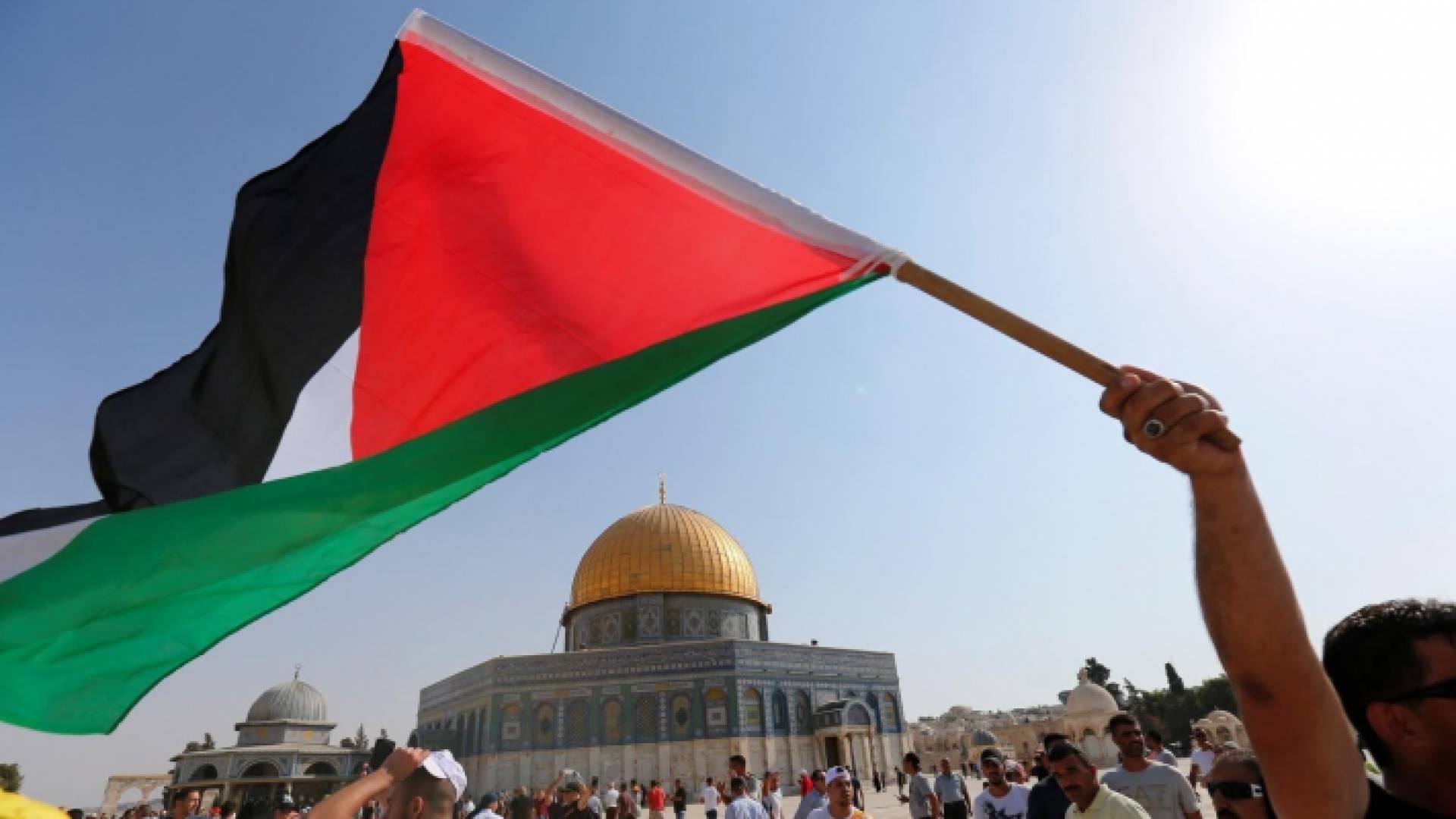 فلسطينيون أمام المسجد الأقصى المبارك