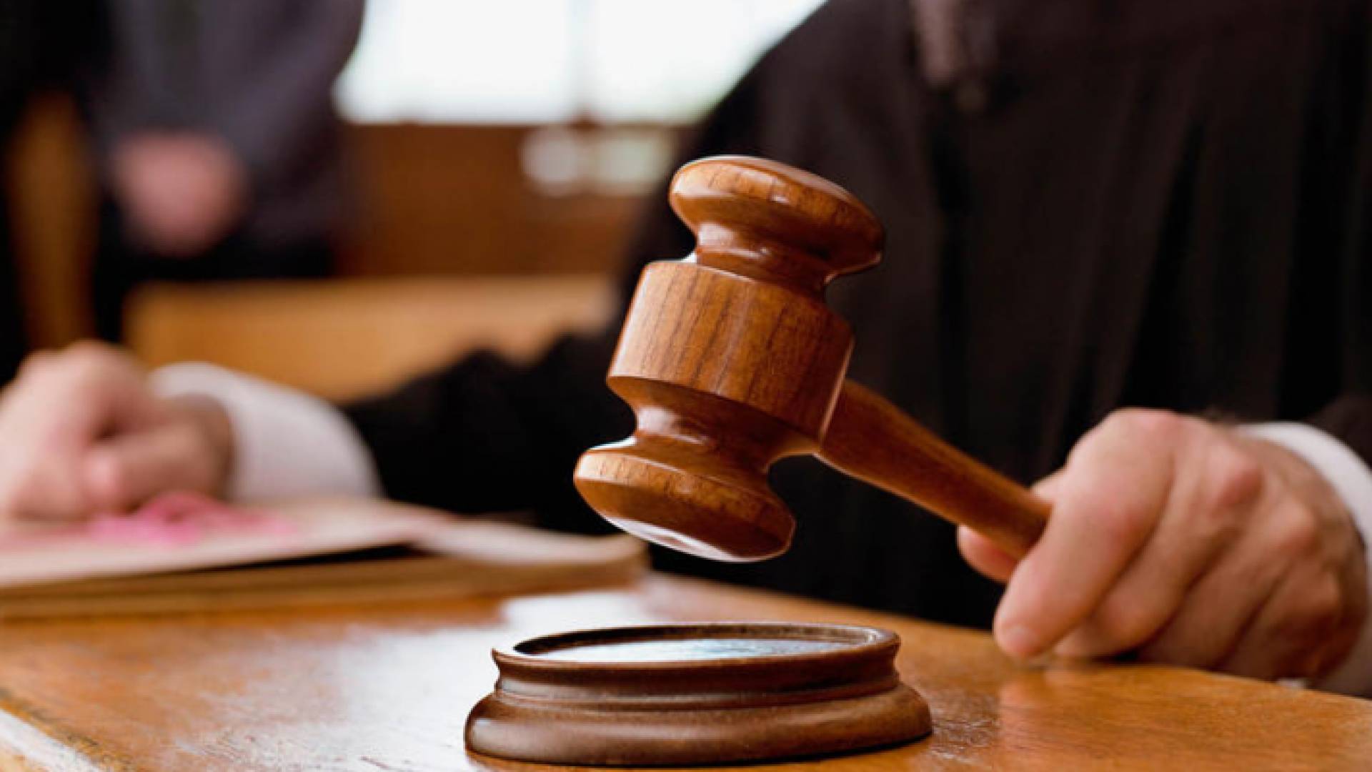 مطرقة قاض وسندان