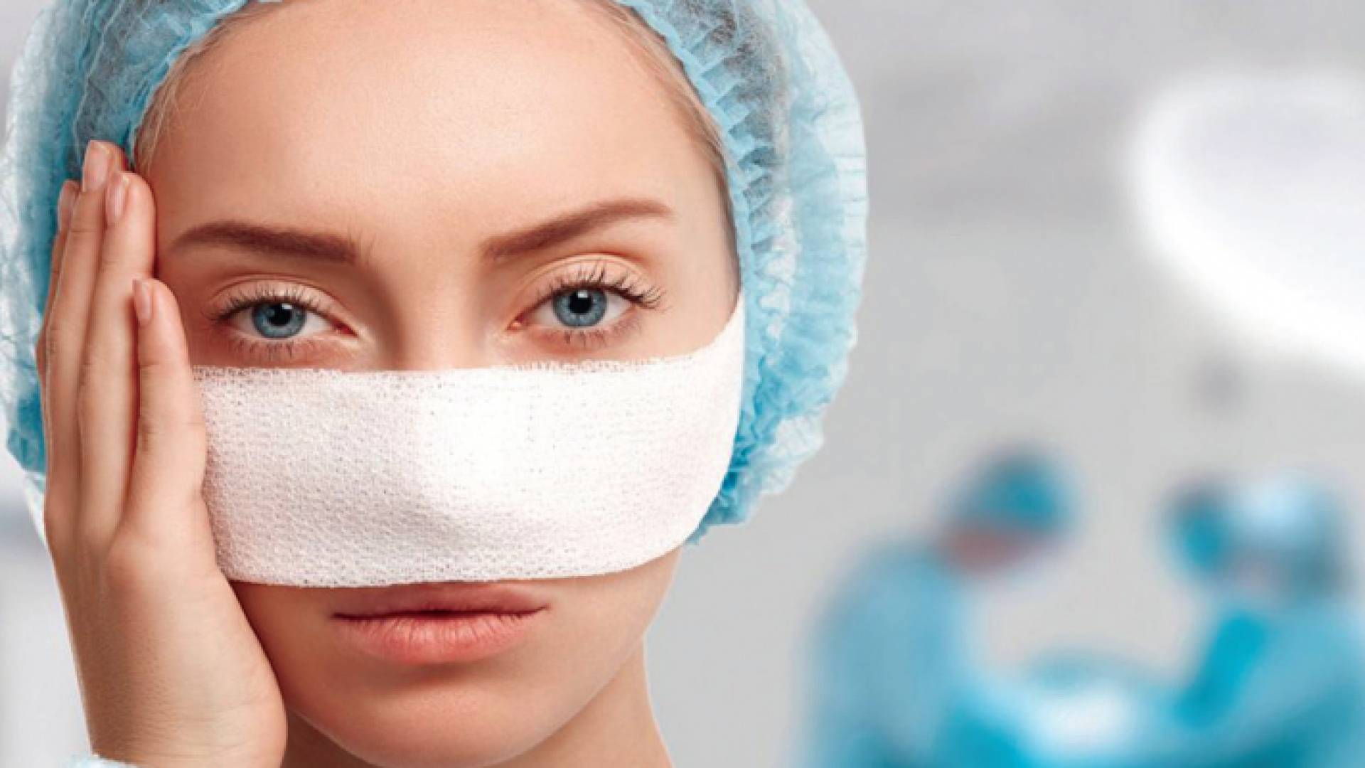 صورة فتاة أجرت عملية تجميل لأنفها