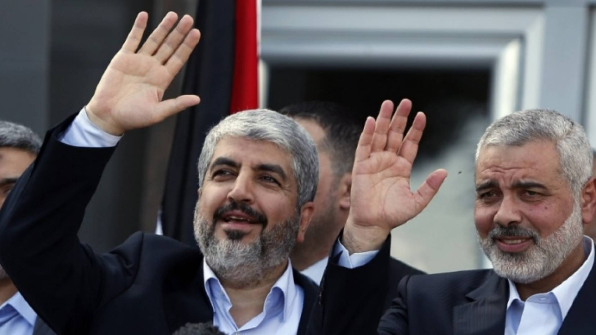 رئيس المكتب السياسي لحماس إسماعيل هنية (يمين) ورئيس الحركة في الخارج خالد مشعل (يسار)