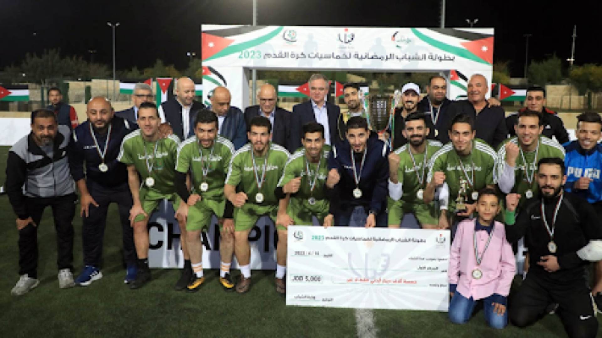 وزير الشباب أثناء تتويج الفائزين في بطولة خماسيات كرة القدم الرمضانية