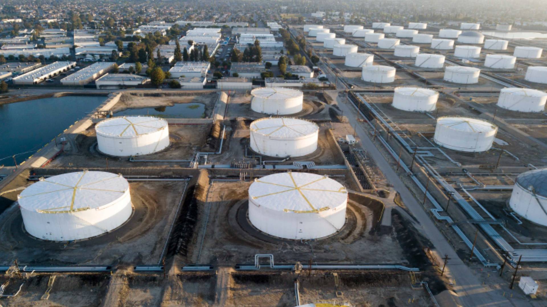 مخزونات النفط الأميركية تتراجع