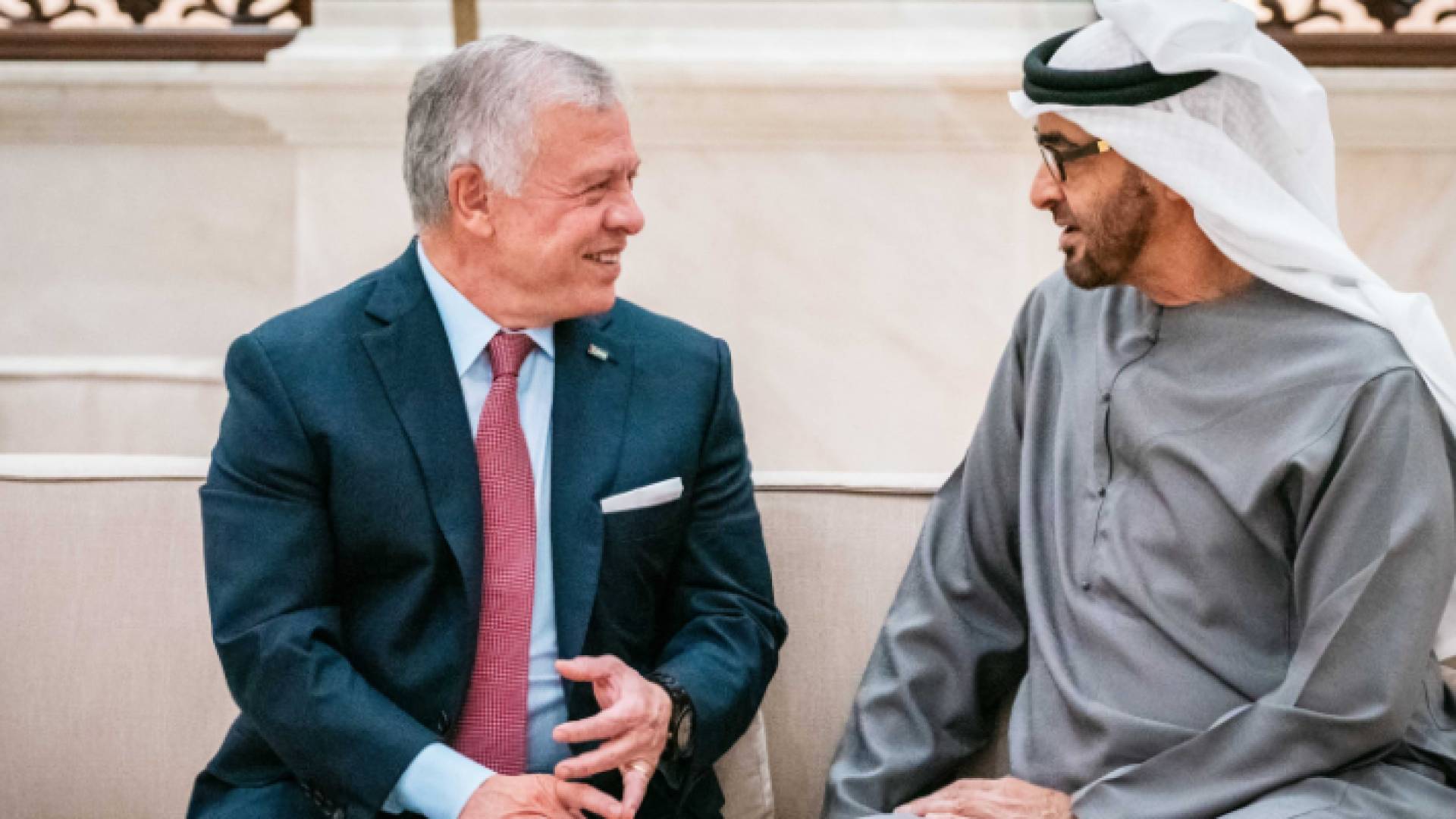 جلالة الملك عبدالله الثاني إلى جانبة رئيس دولة الإمارات الشيخ محمد بن زايد آل نهيان