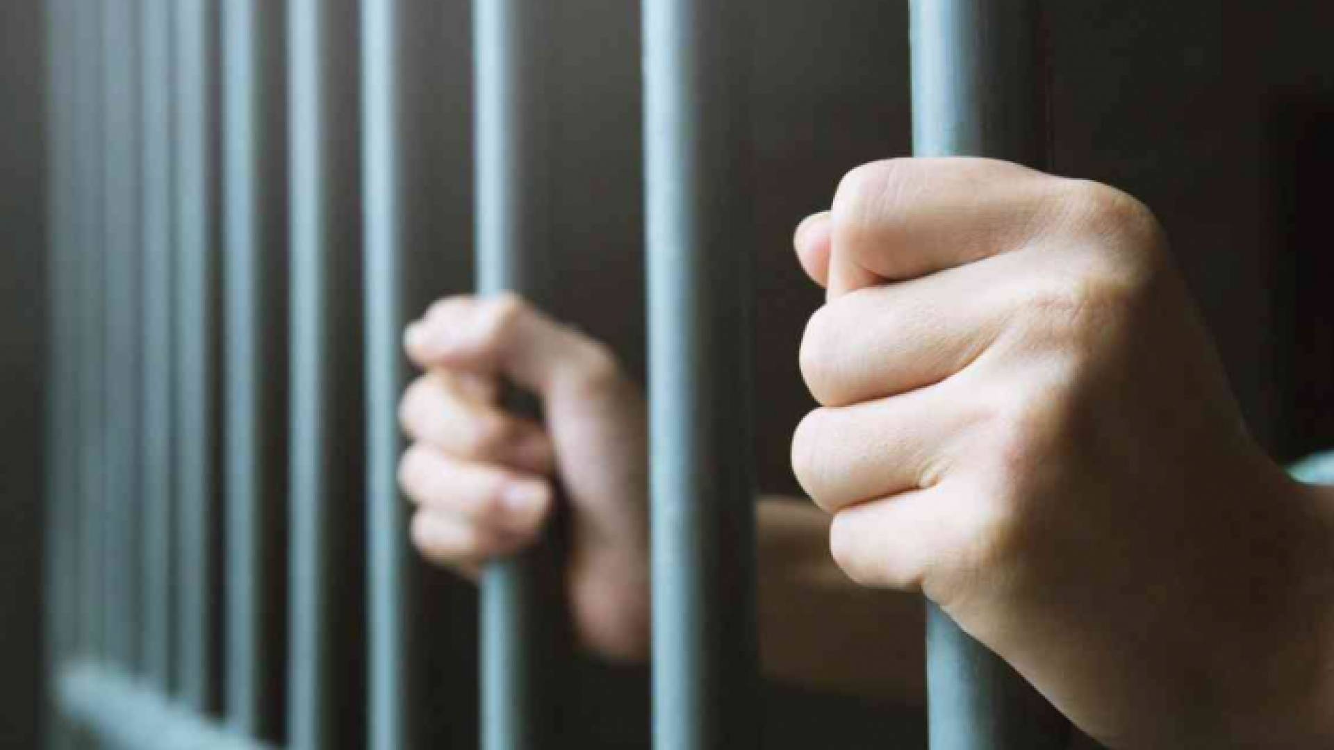 شخص في السجن