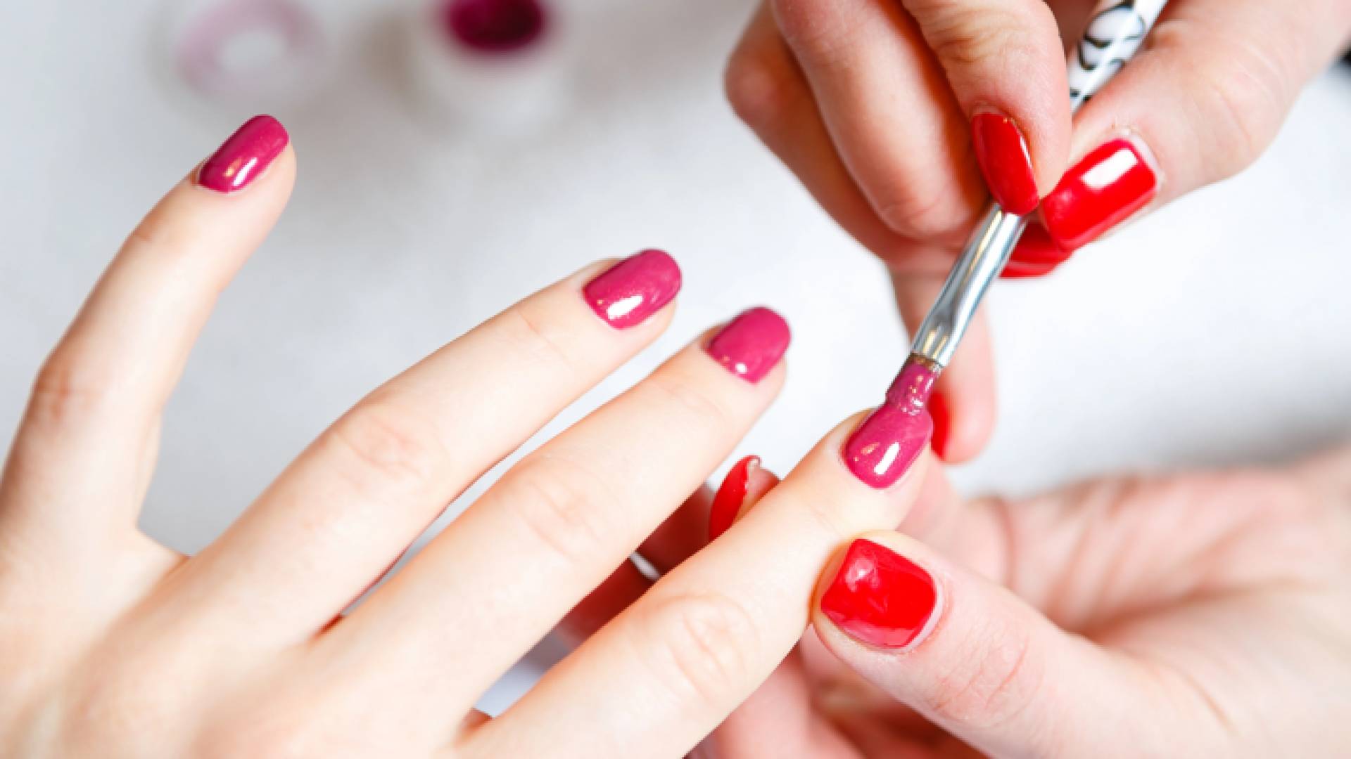 امرإة تضع جل الأظافر