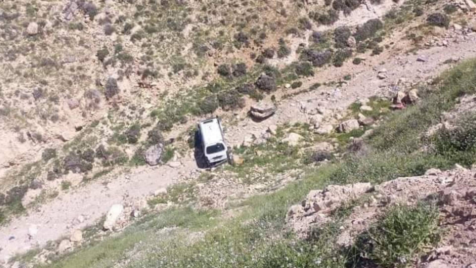المركبة بعد أن ألقى بها صاحبها في الوادي