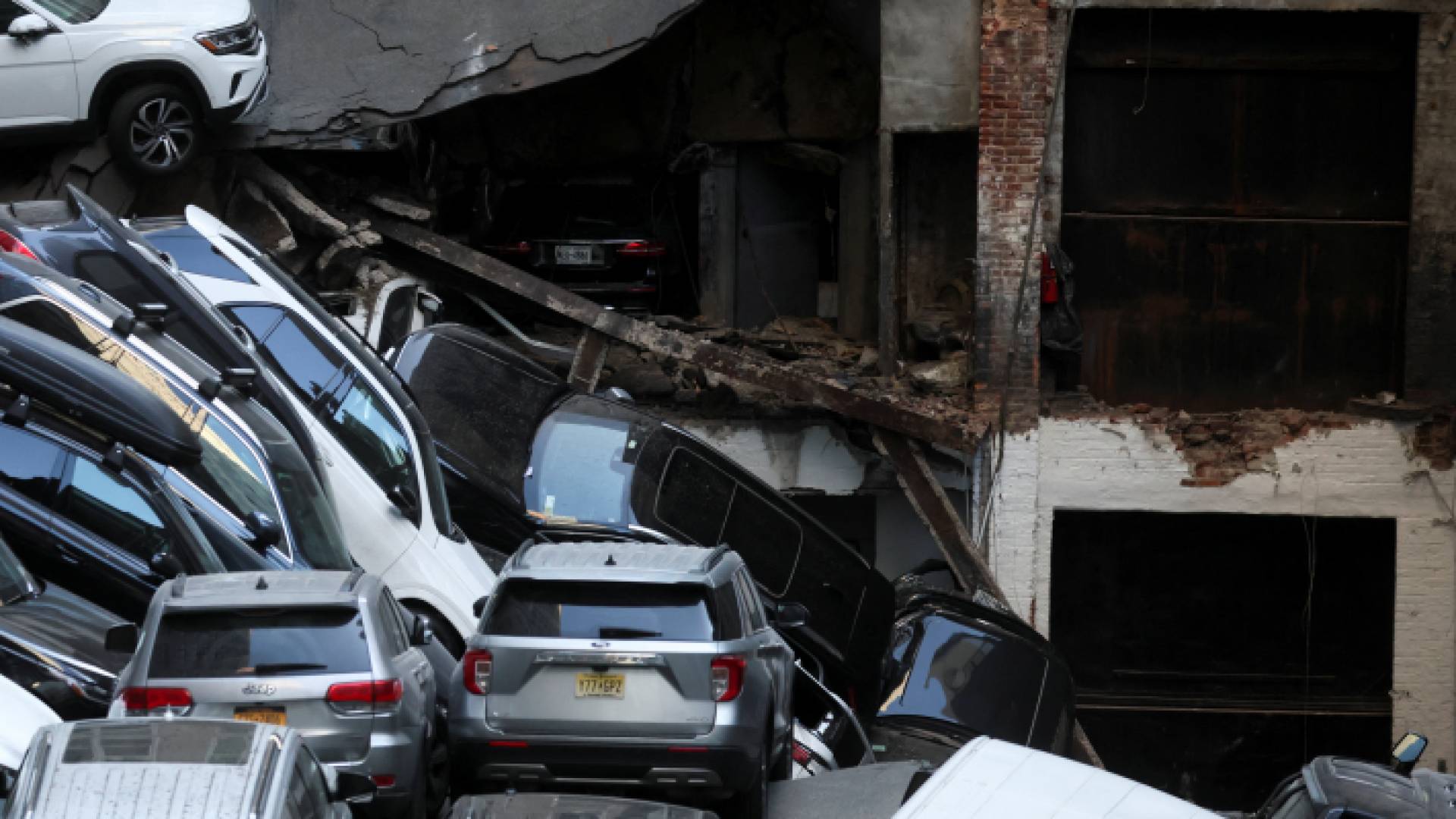 جانب من انهيار المرآب في نيويورك