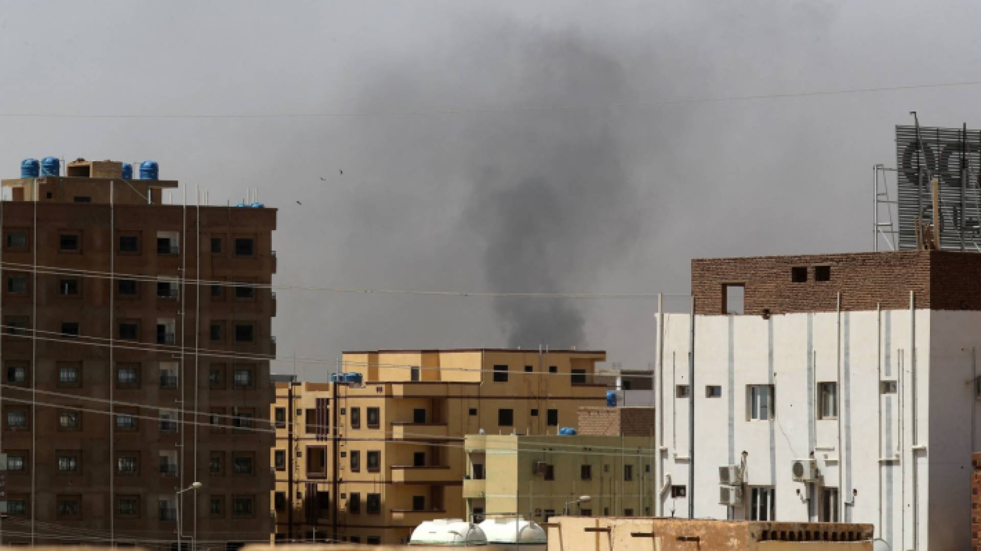 تصاعد الدخان جراء القتال في السودان