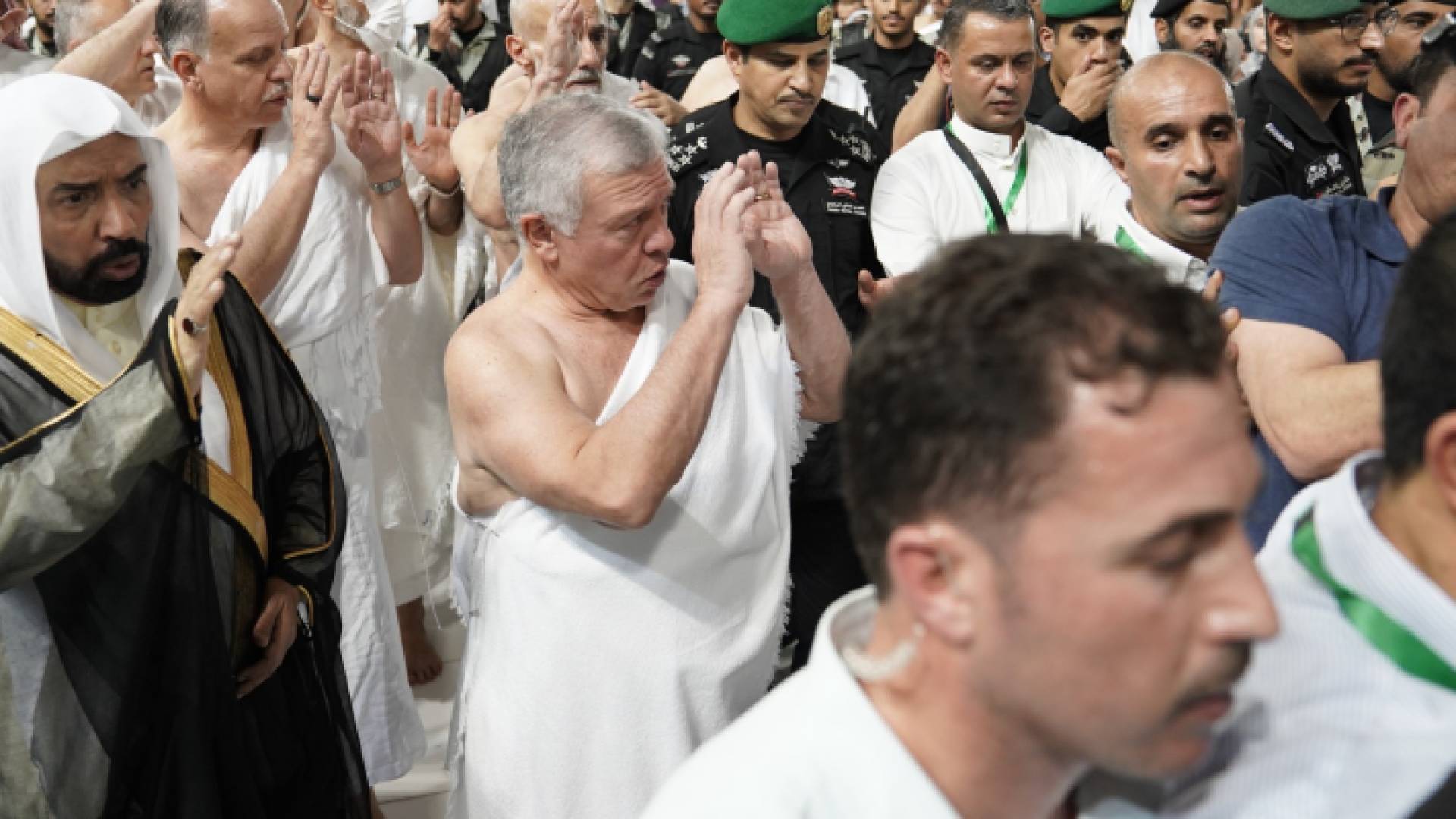 جلالة الملك عبدالله الثاني خلال تأدية مناسك العمرة