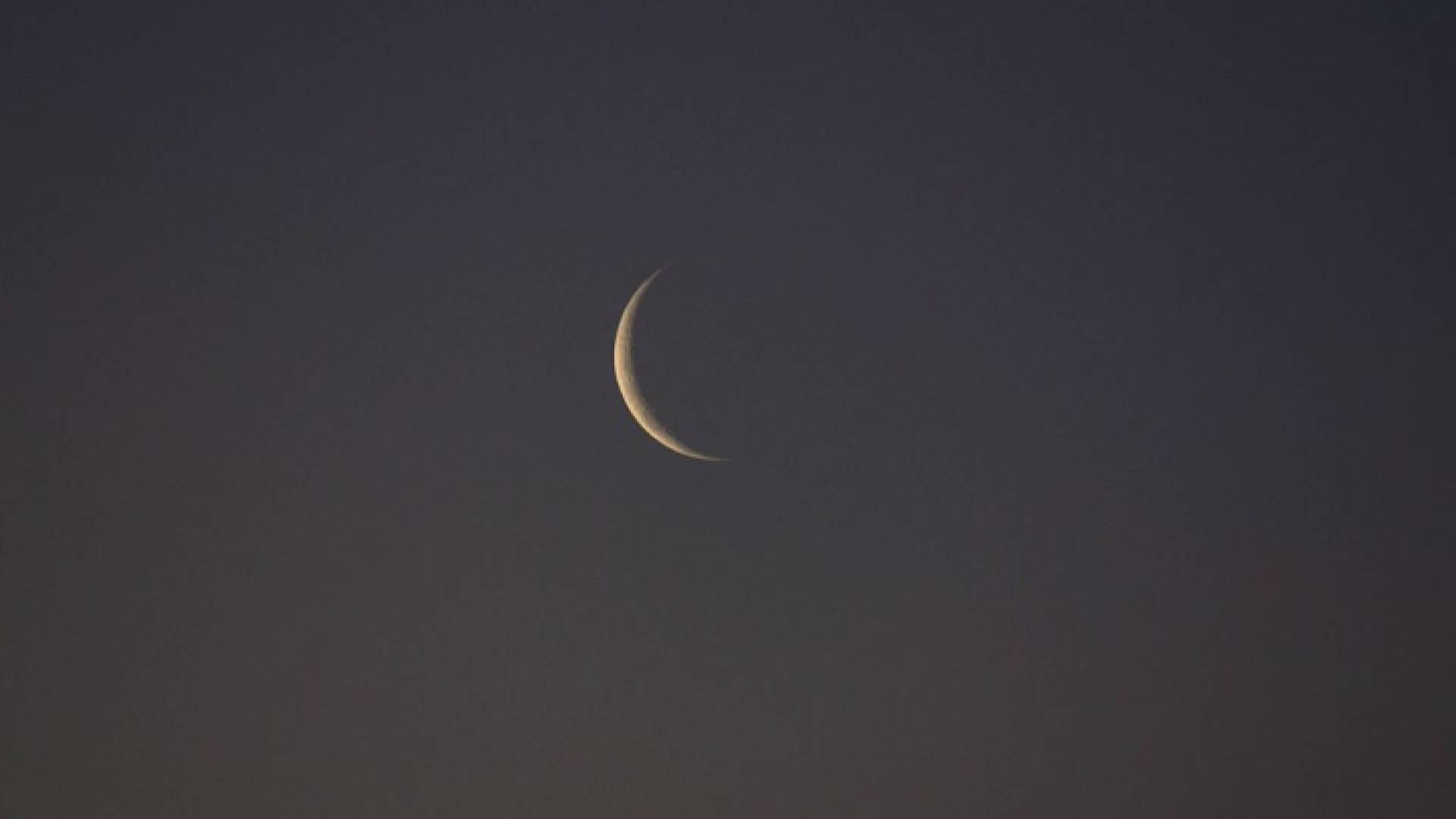 هلال وسط السماء - أرشيفية