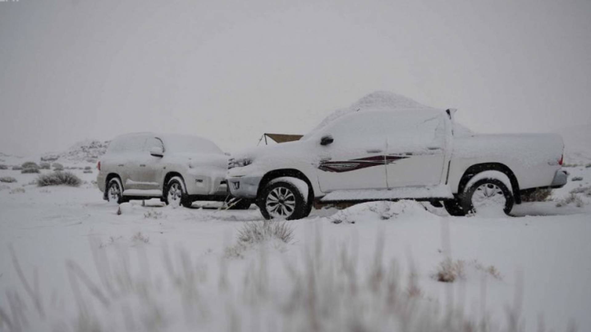 ثلوج تغطي مركبات في السعودية