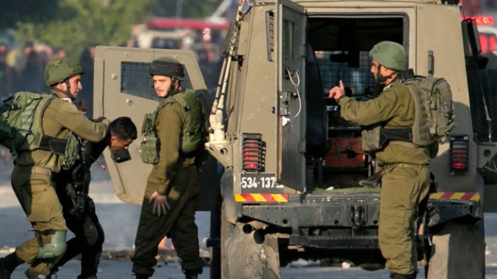 الاحتلال يعتقل فلسطينيا