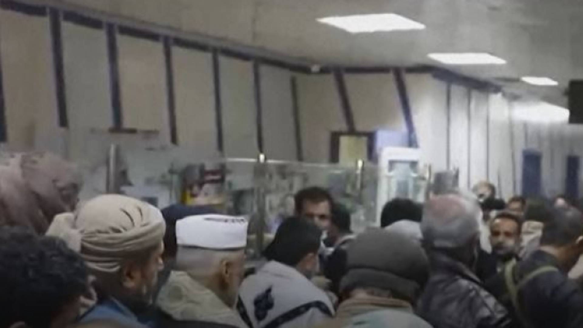 مئات اليمنيين أثناء توافدهم للمستشفيات بعد الحادثة