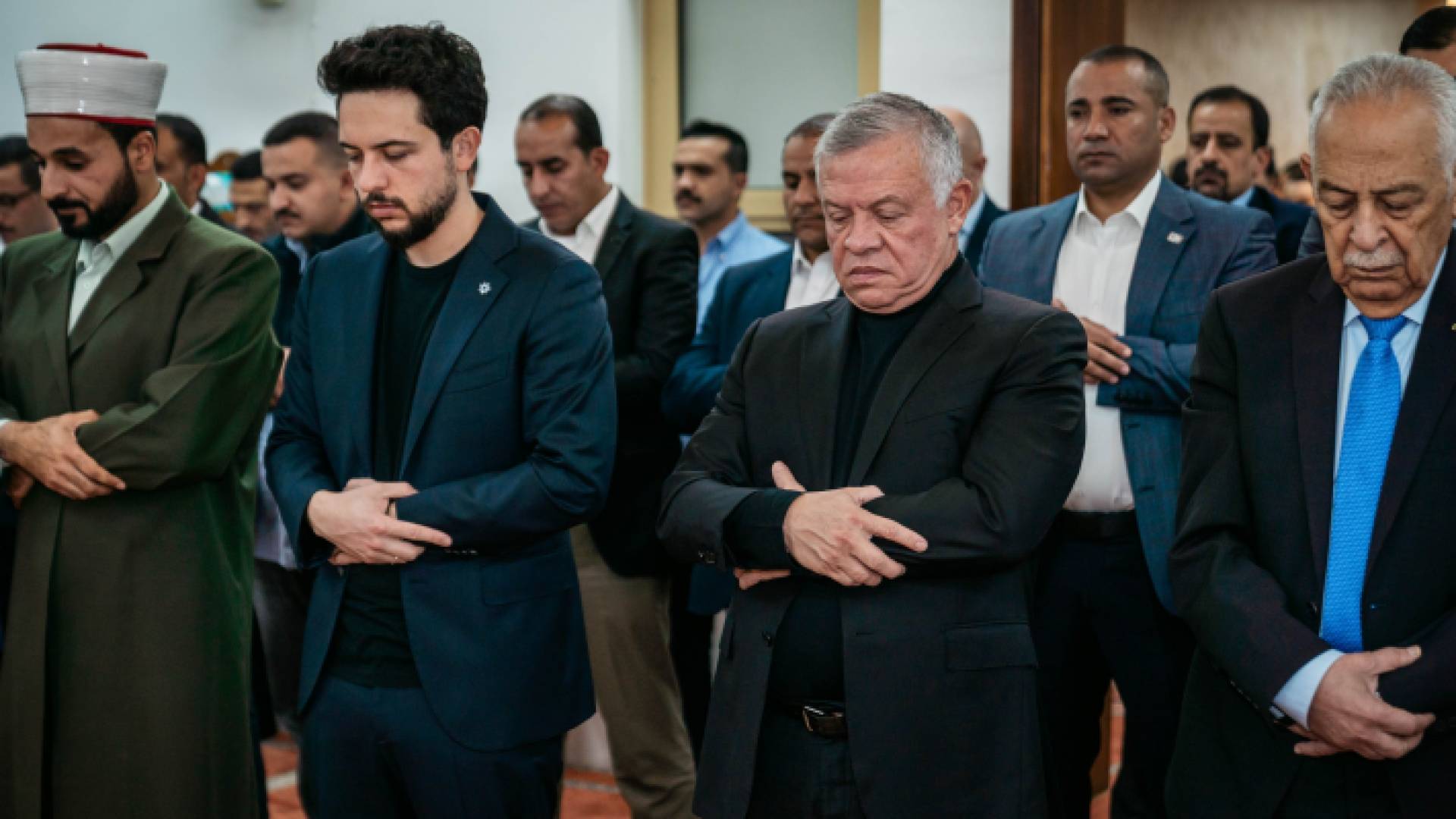 الملك وولي العهد يؤديان صلاة العيد في العقبة