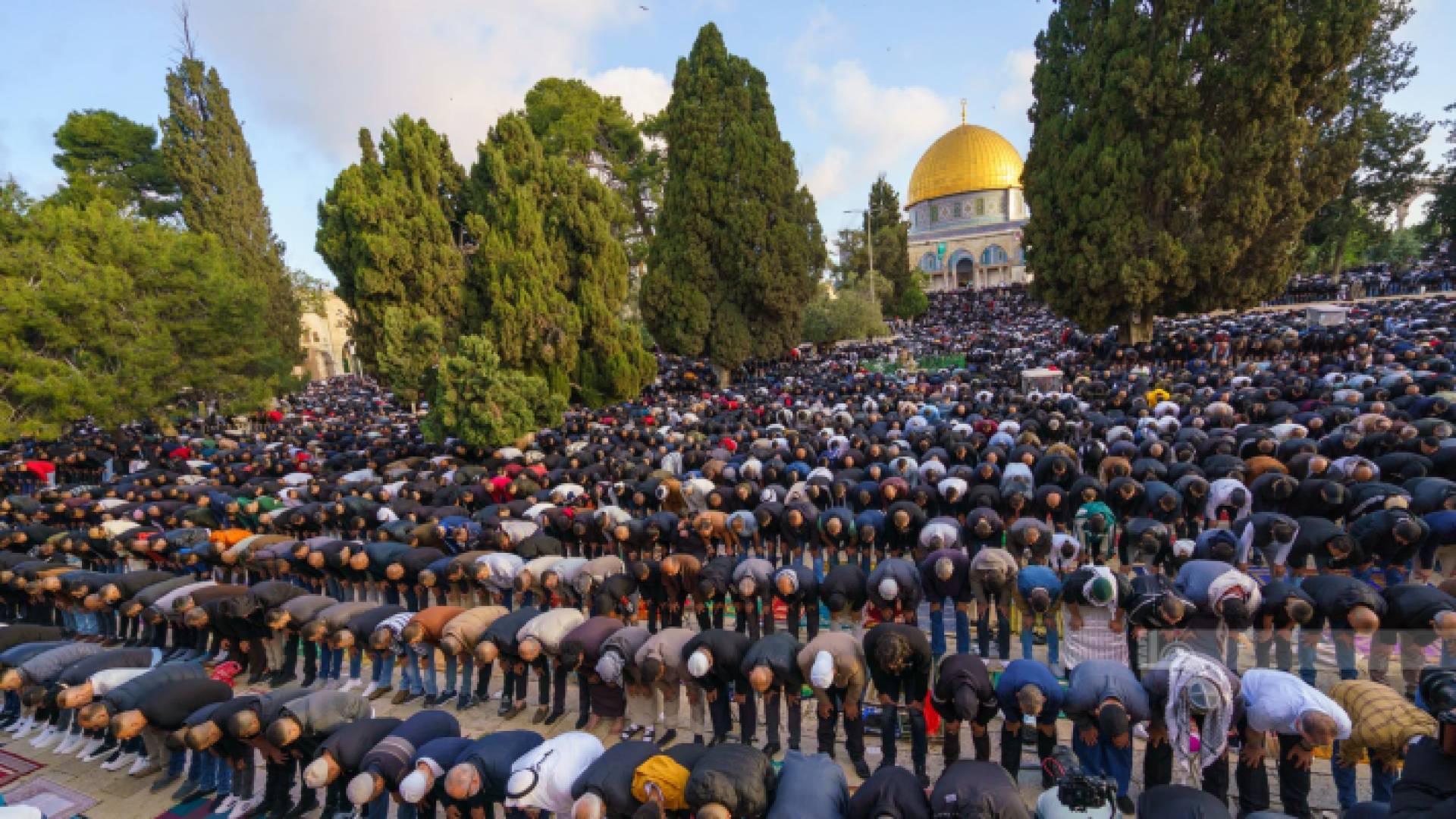 المصلون في باحات المسجد الأقصى المبارك خلال تأدية صلاة العيد