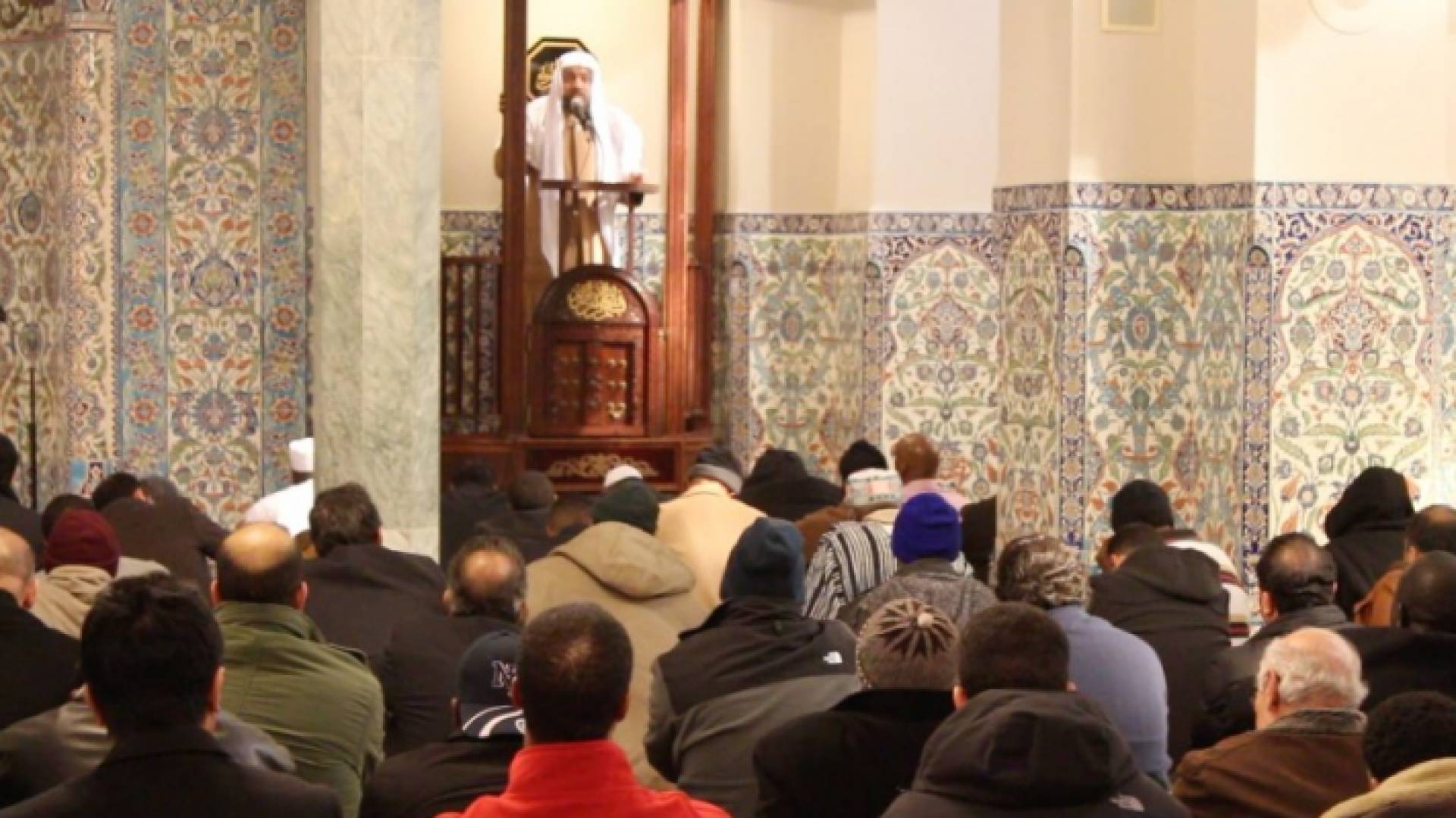 صورة أرشيفية من صلاة الجمعة في أحد المساجد