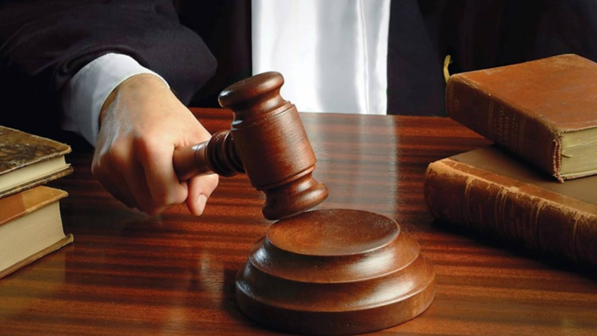 مطرقة قاض وسندان