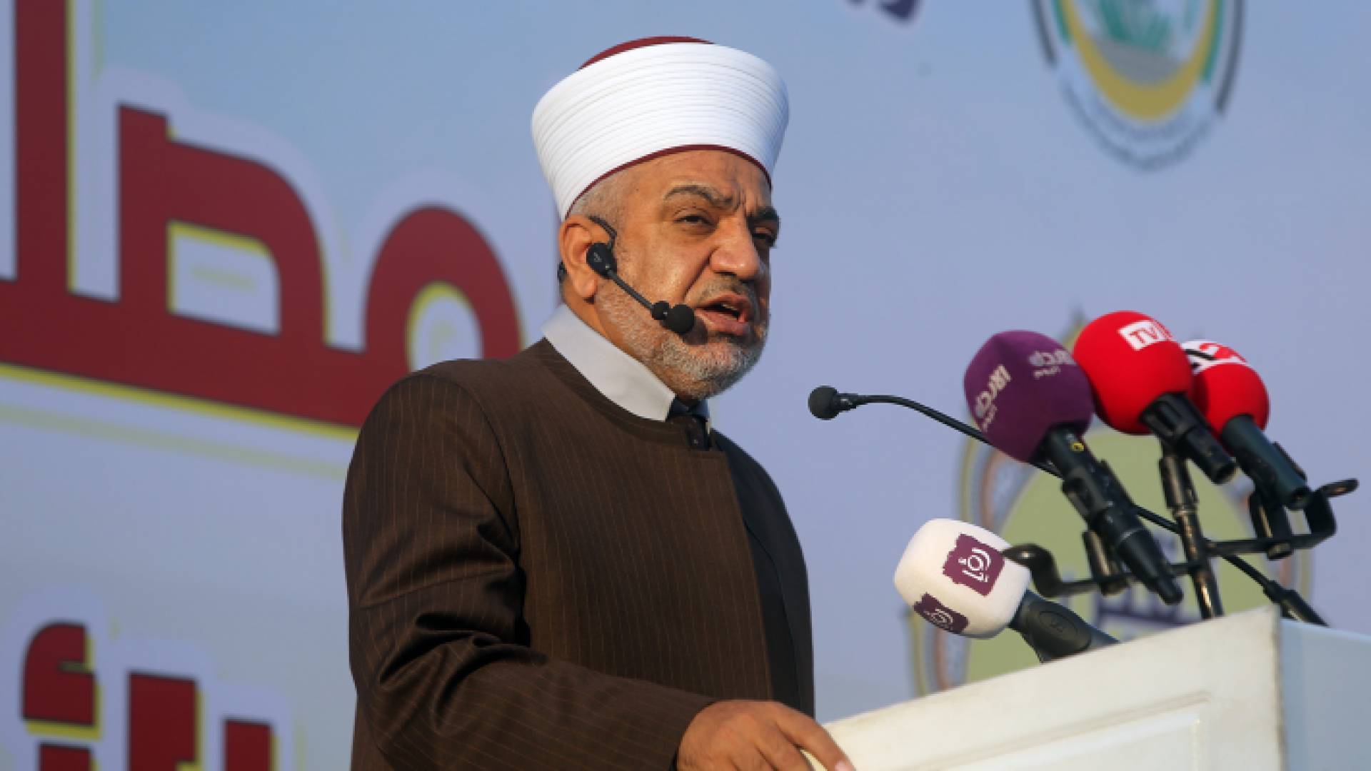 صورة أرشيفية لوزير الأوقاف والشؤون والمقدسات الإسلامية في أثناء خطبة صلاة العيد