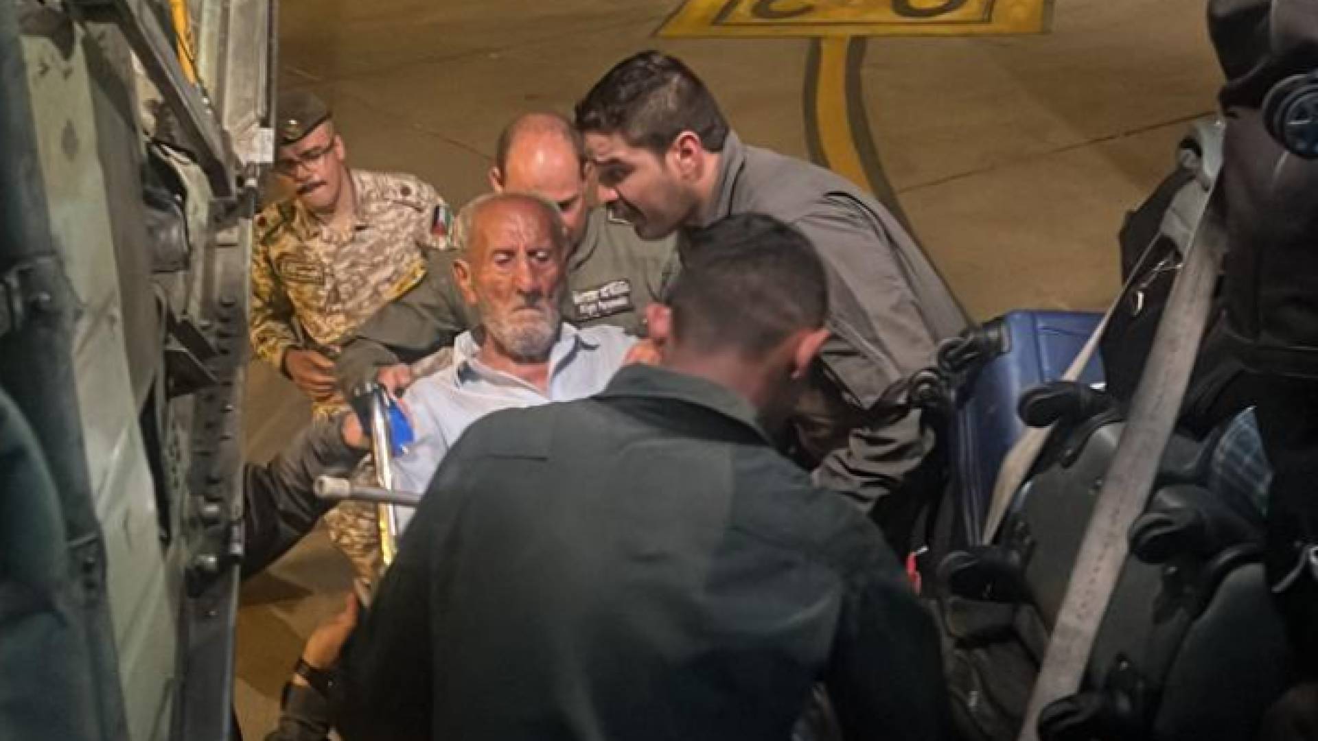 القوات المسلحة تساعد مسن خلال عملية الإجلاء