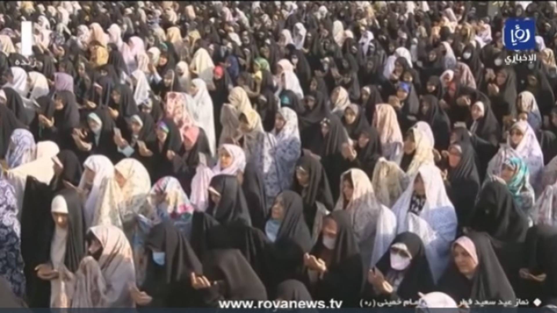 إيرانيون يؤدون صلاة عيد الفطر