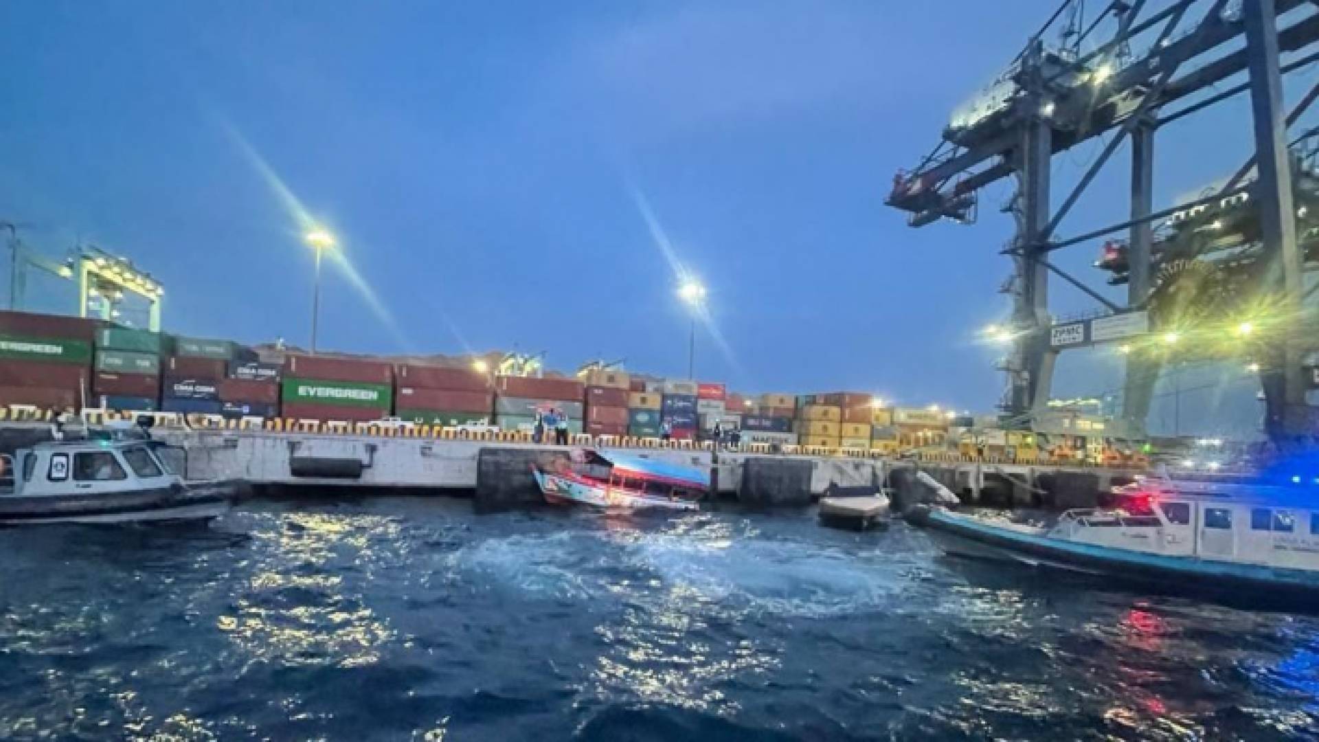 جانب من عملية إنقاذ الزورق