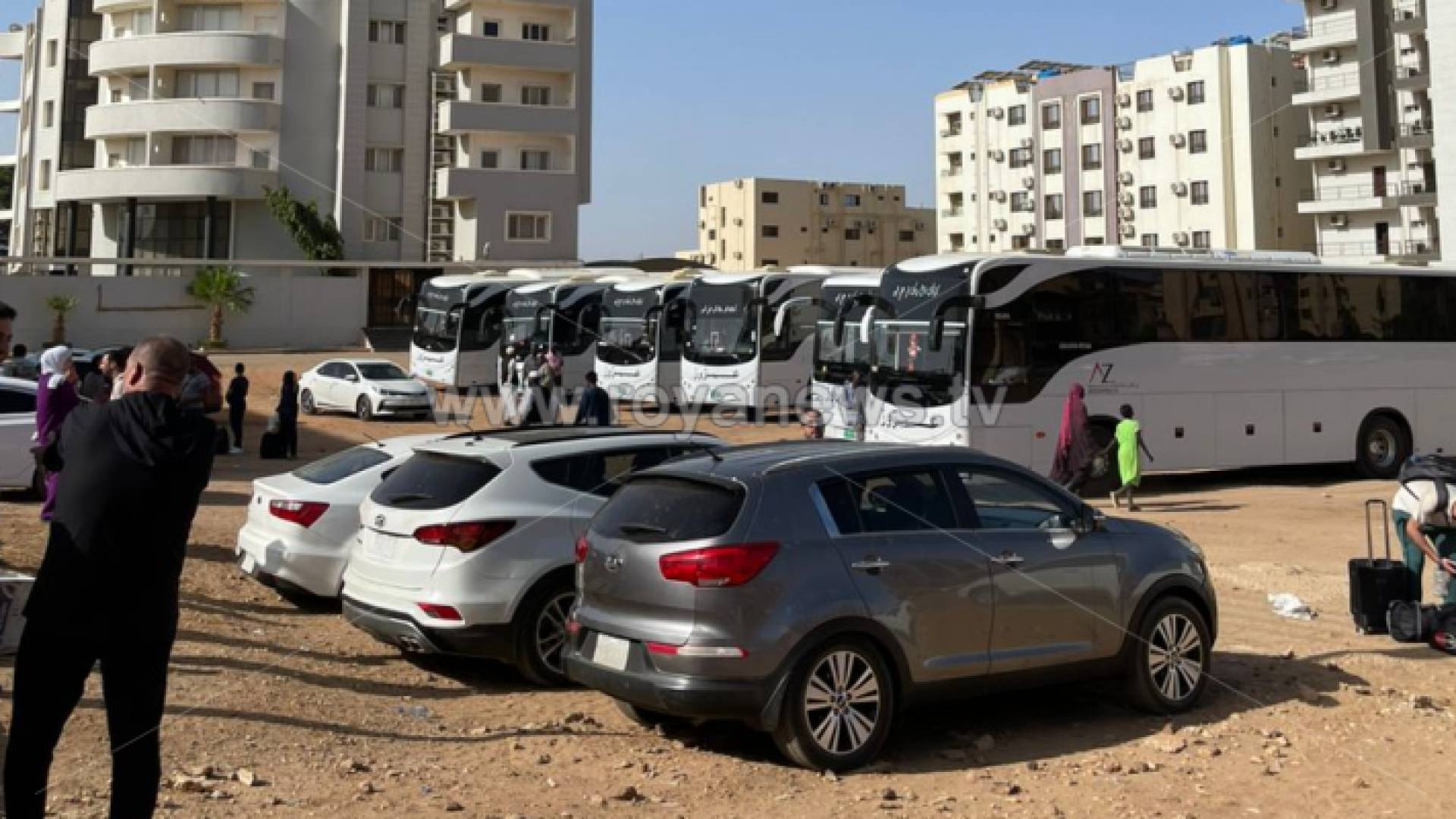 حافلات أمام منزل سائد الردايدة السفير الأردني في العاصمة السودانية الخرطوم