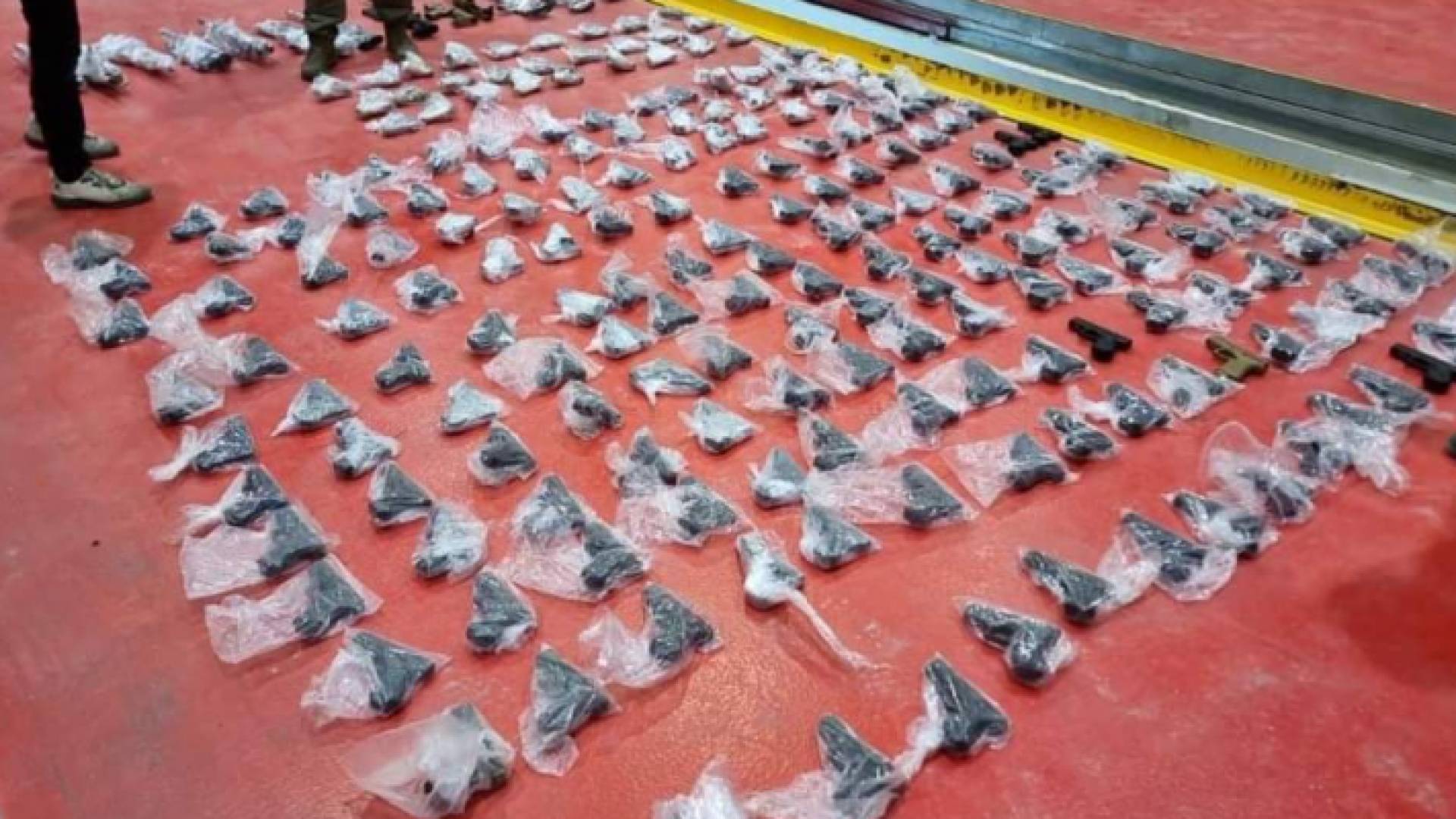 الأسلحة التي يزعم الاحتلال بأن النائب العدوان حاول تهريبها