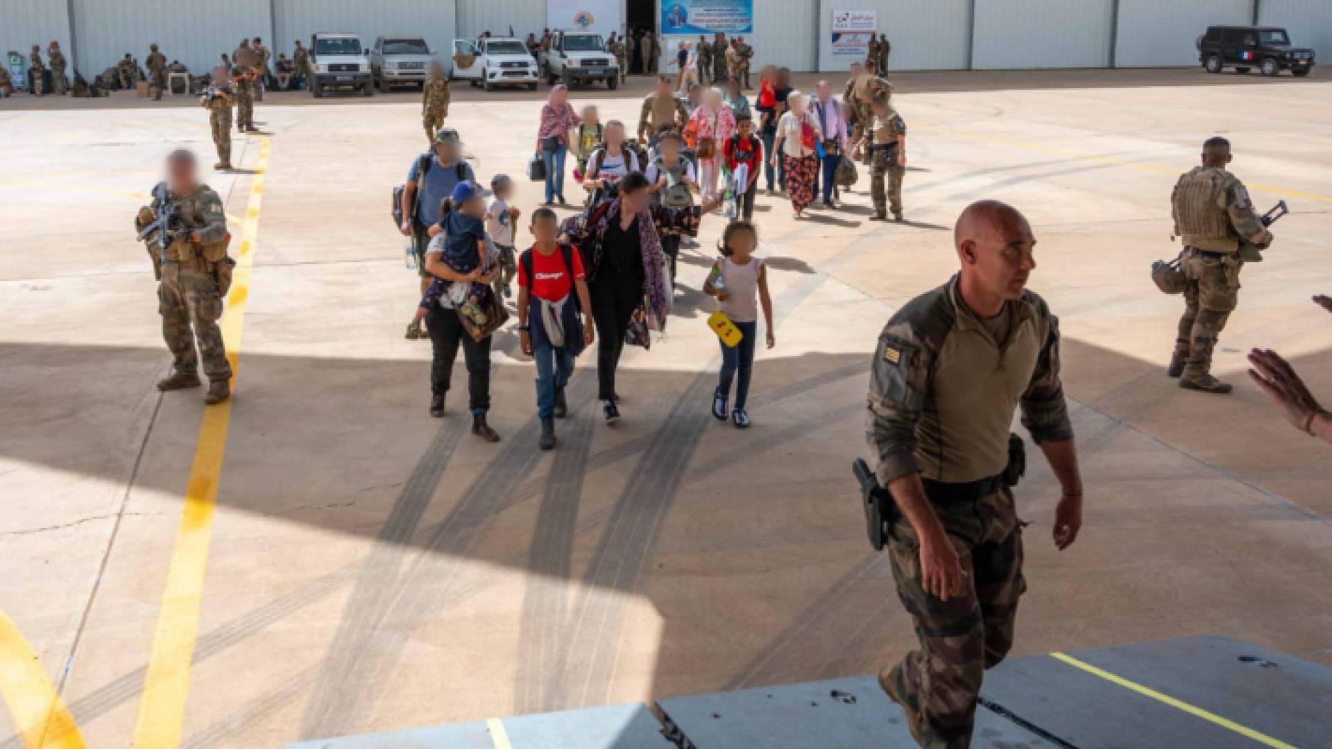 جانب من إجلاء أشخاص من السودان