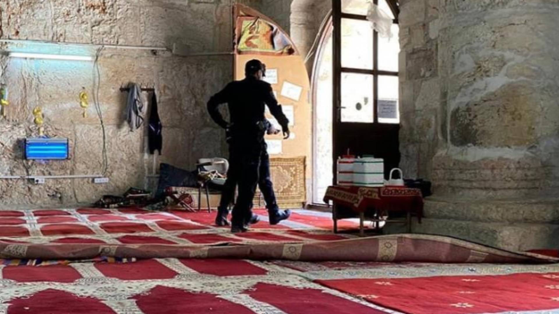 صورة أرشيفية عناصر من شرطة الاحتلال داخل مصلى باب الرحمة