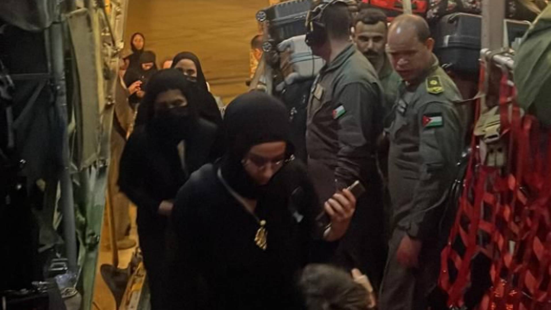 لحظة إجلاء الجالية الأردنية وعدد من افراد الجاليات العربية