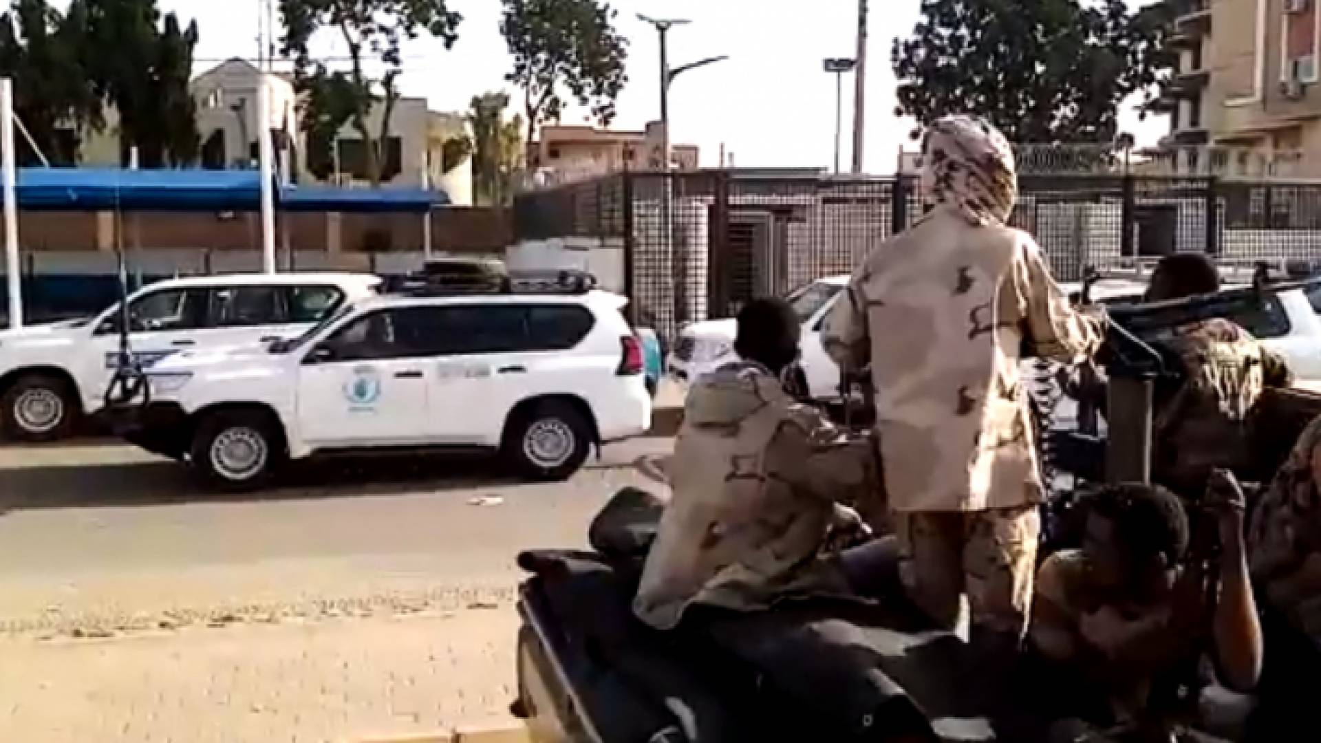 قافلة تغادر الخرطوم باتجاه بورتسودان - AFP