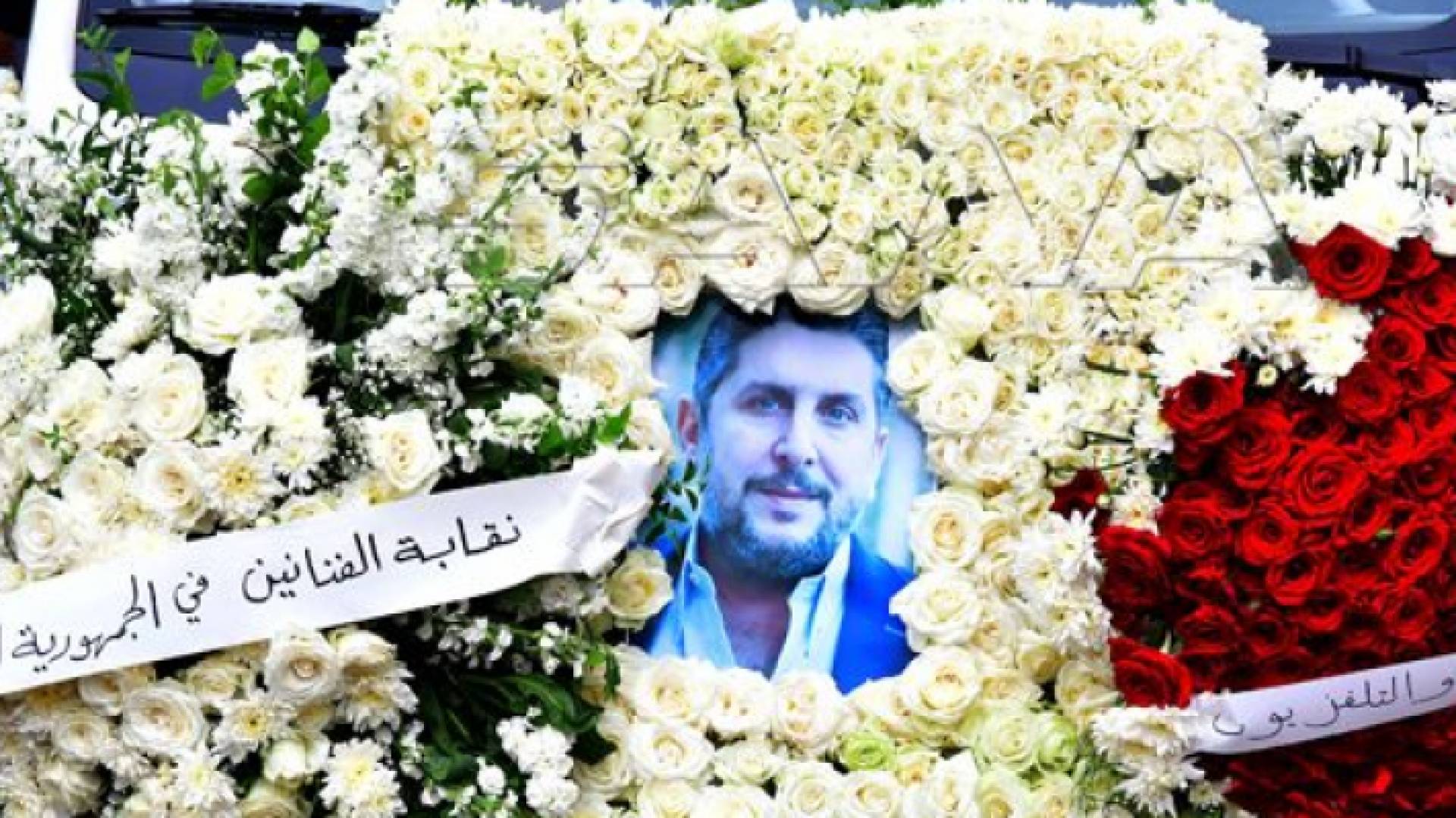 إكليل ورود على جثمان الفنان الراحل محمد قنوع