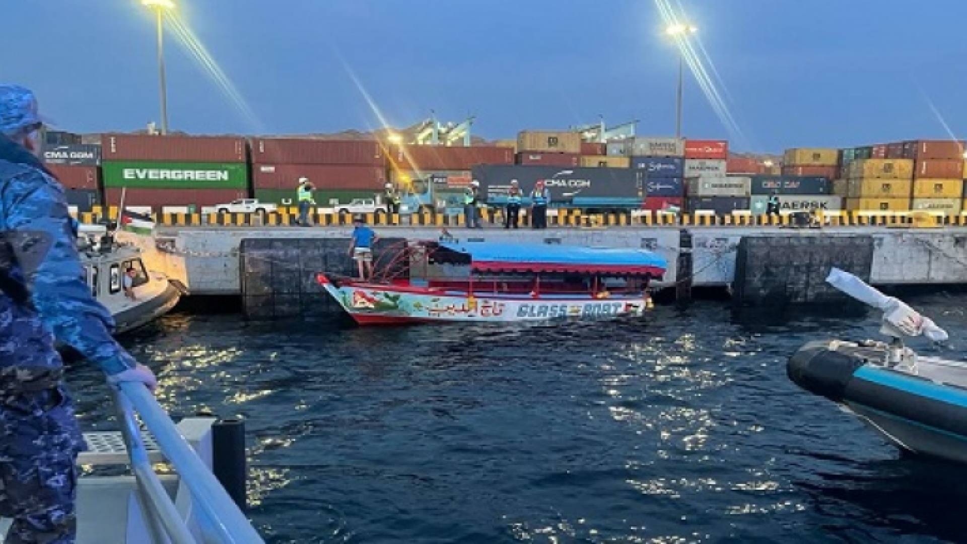 زورق تابع للقوة البحرية والزوارق الملكية