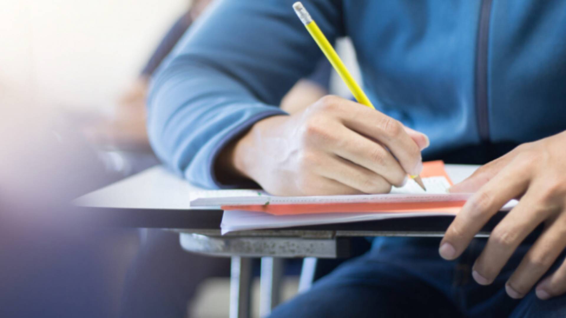 طالب يؤدي امتحان