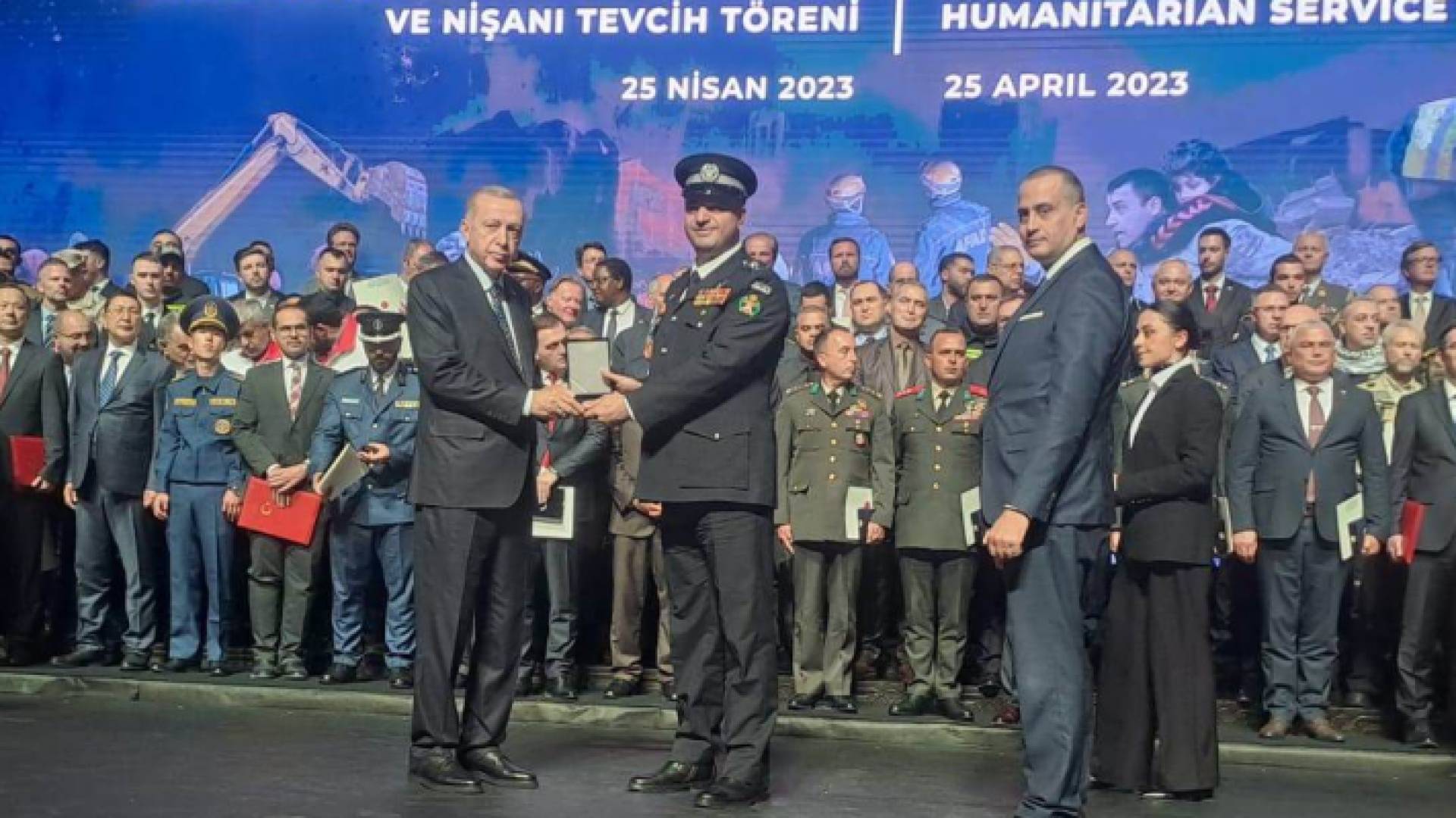 المقدم أنس العبادي أثناء تسلمه وسام التضحية من الرئيس التركي