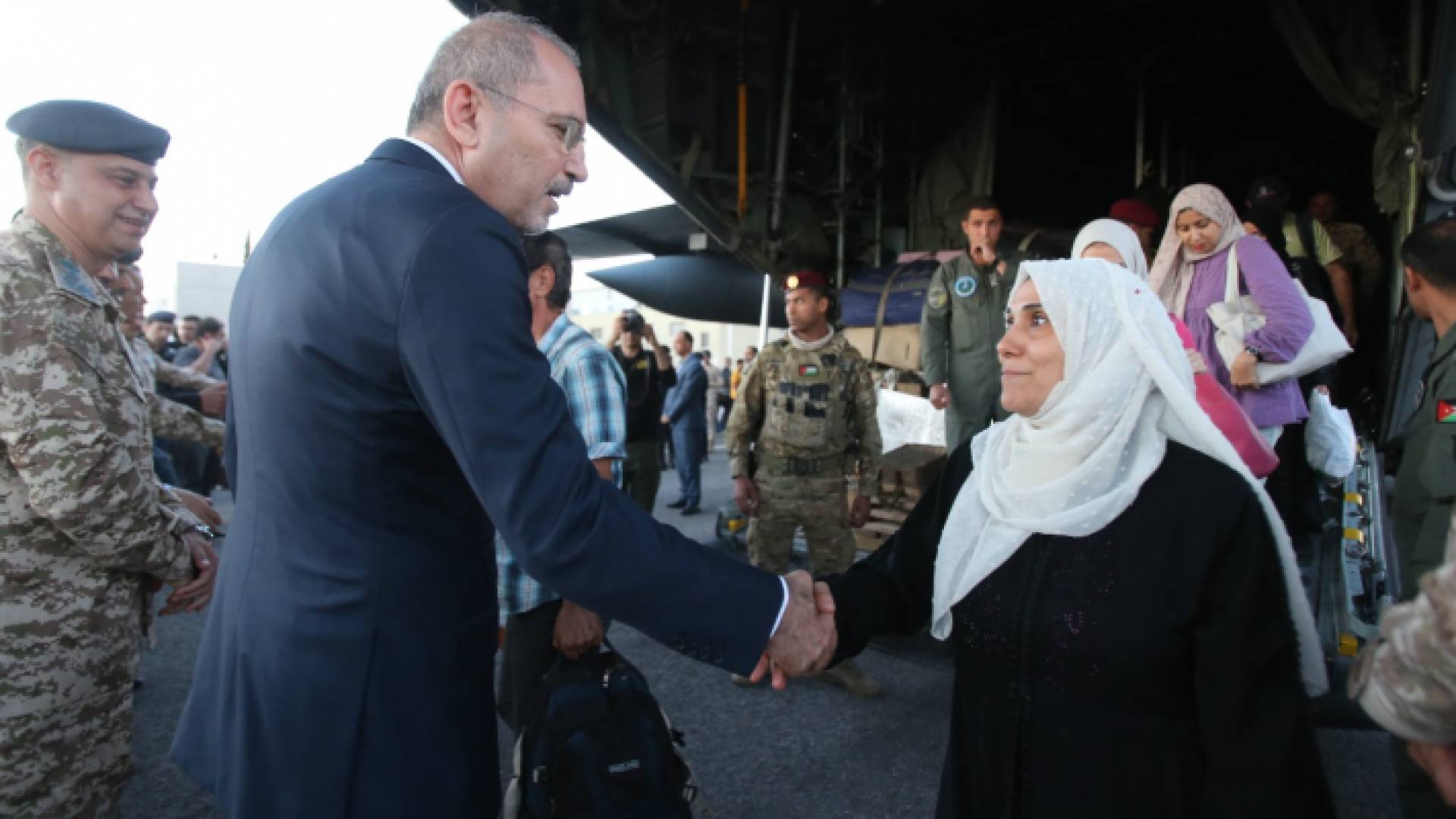 وزير الخارجية وشؤون المغتربين أيمن الصفدي خلال استقباله أردنيين وعرب فور وصولهم إلى مطار ماركا العسكري