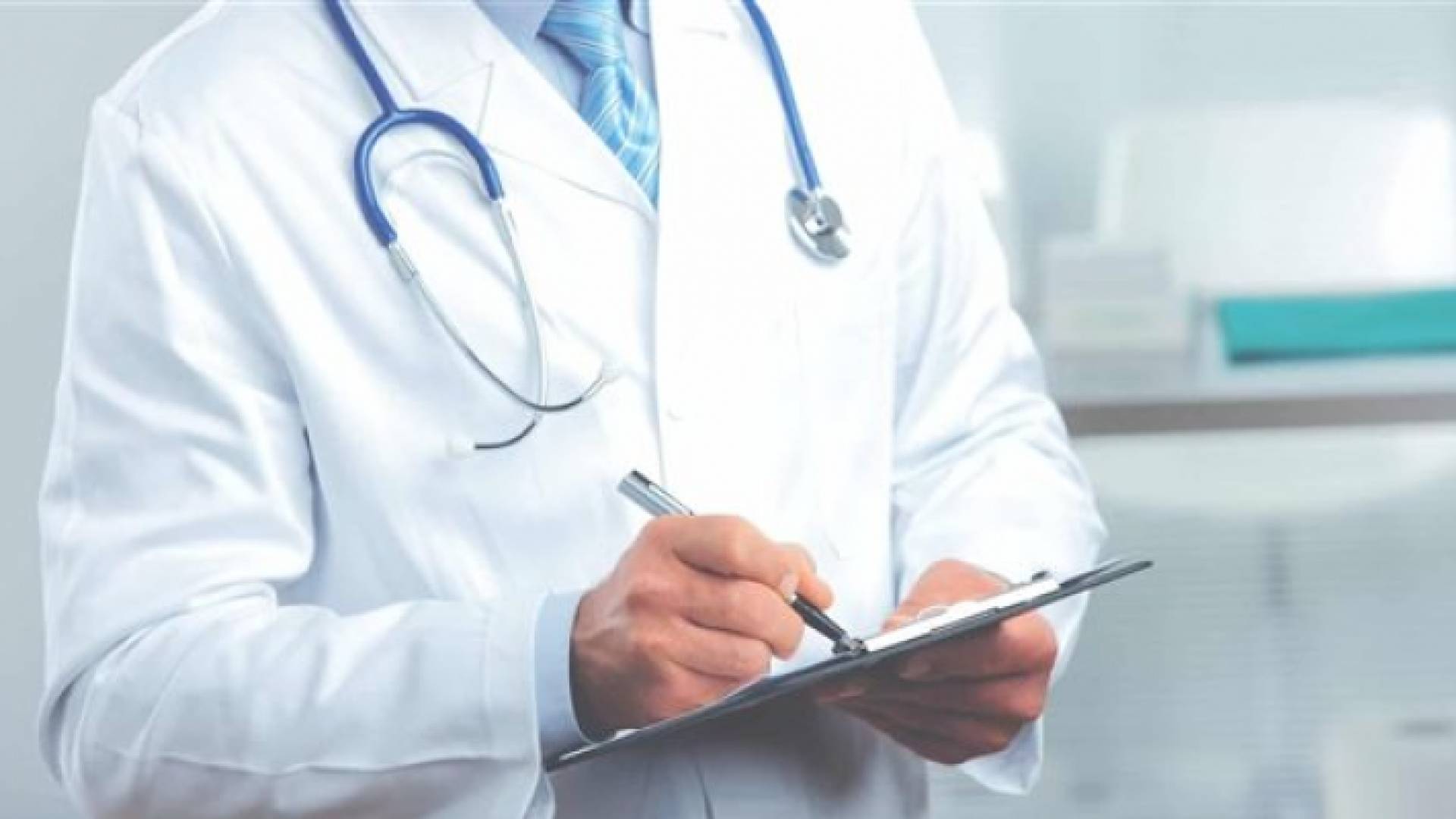 صورة تعبيرية لطبيب