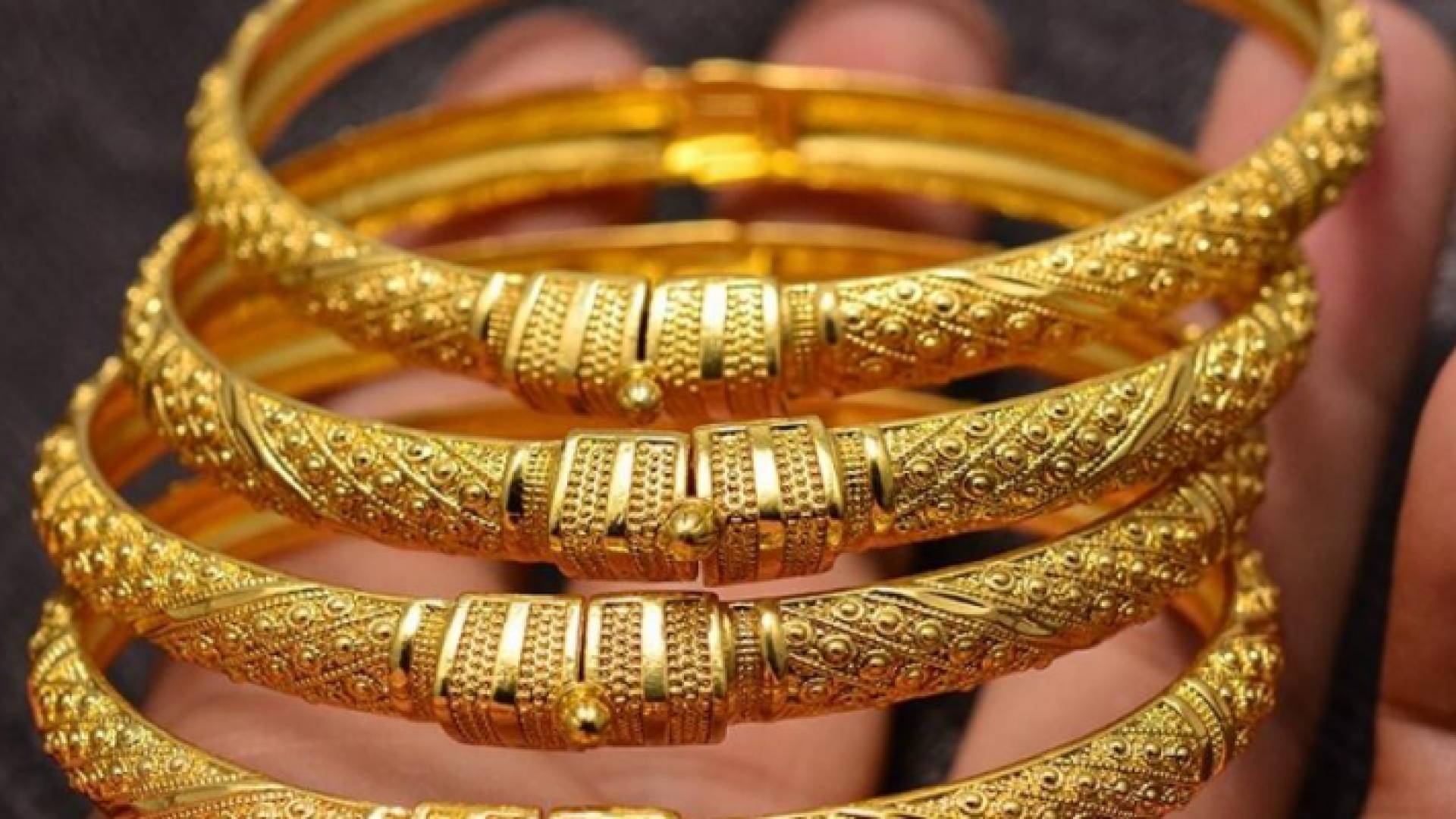 أساور ذهبية